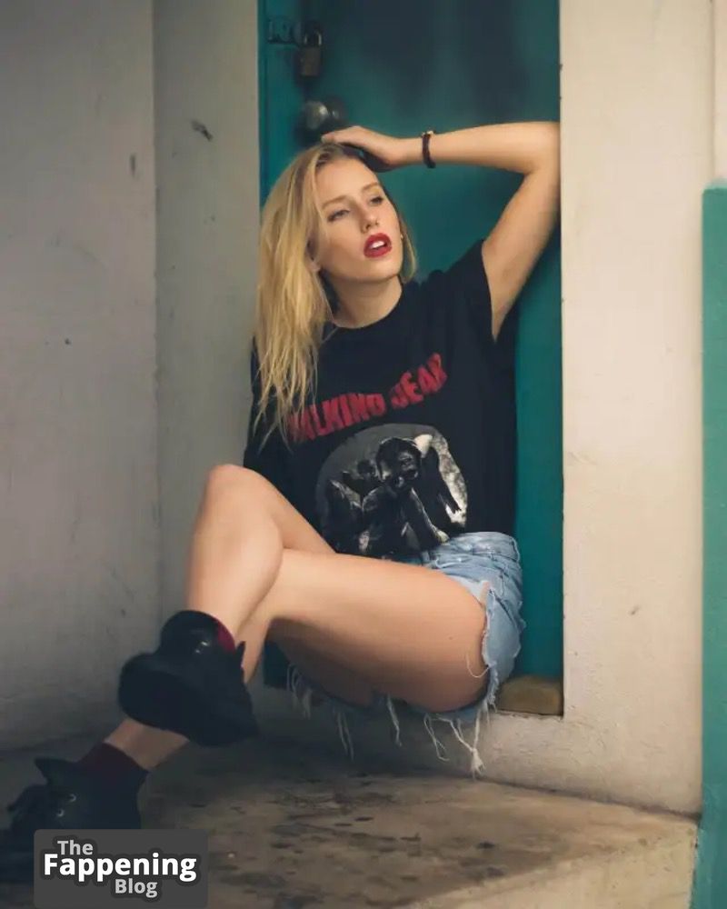 lindsley-register-nude-and-sexy-photo-collection-803-the-fappening-pics_