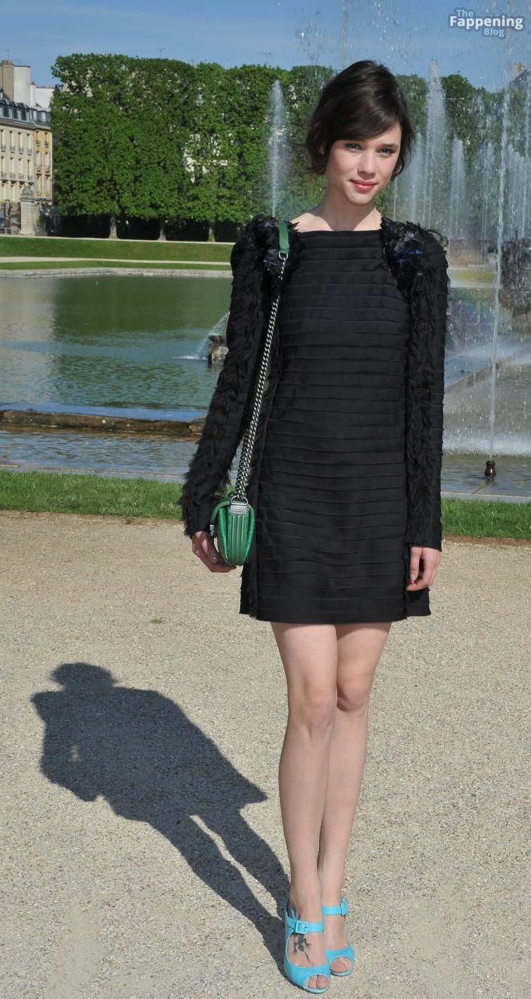 astrid-berges-frisbey-legs-90983-the-fappening-pics_-e1752059000179