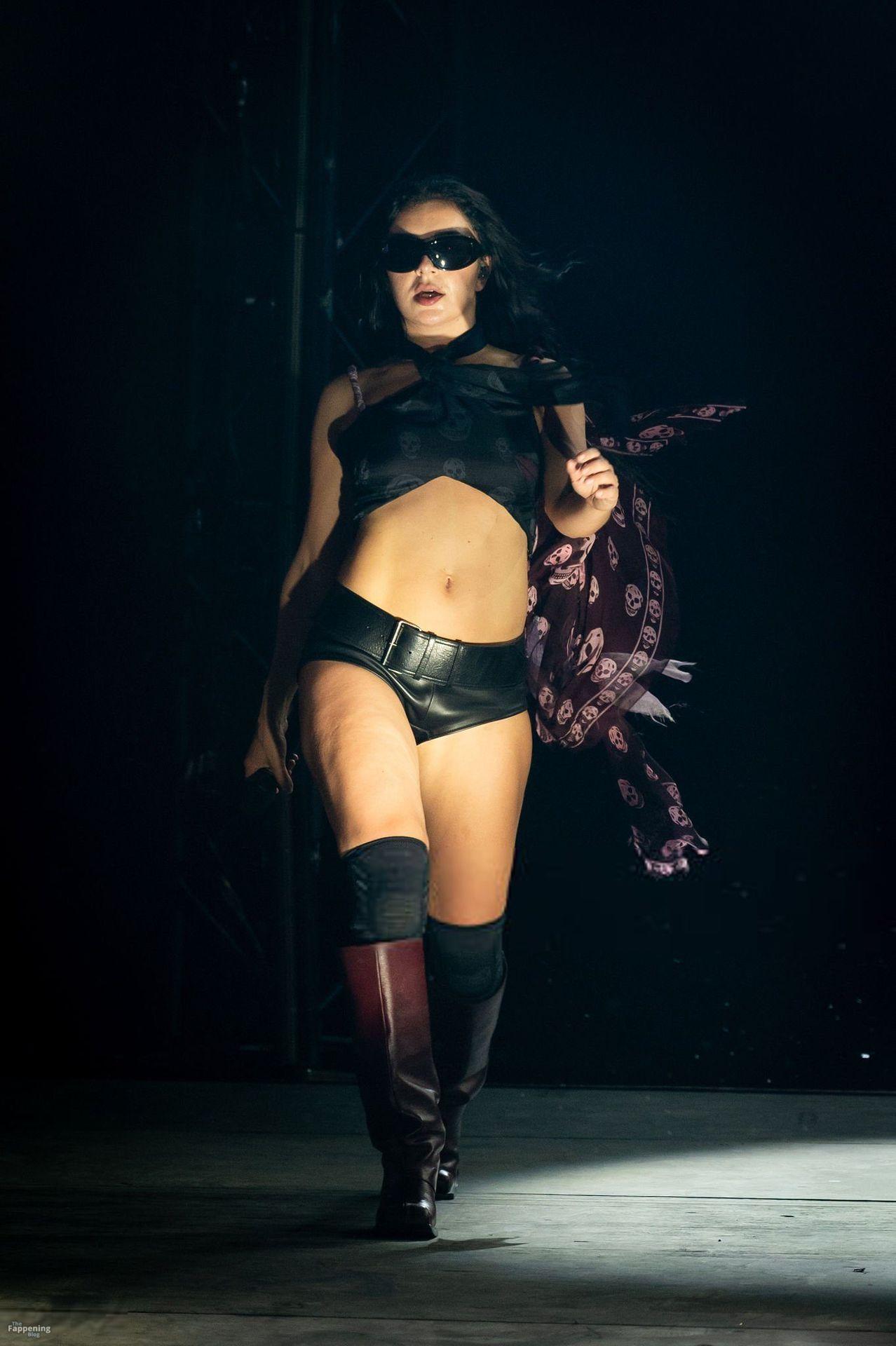 charli-xcx-wet-leather-glastonbury-performance-002-the-fappening-pics_