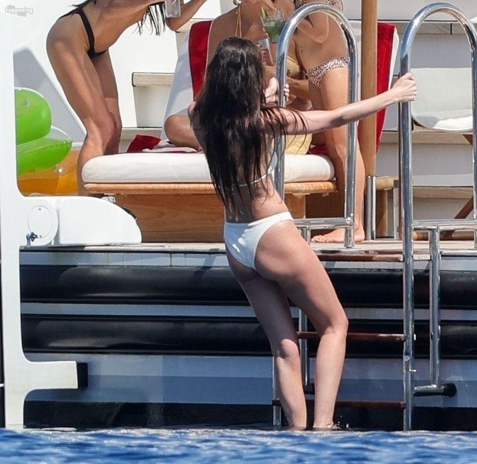 dakota-johnson-sexy-35-the-fappening-pics_