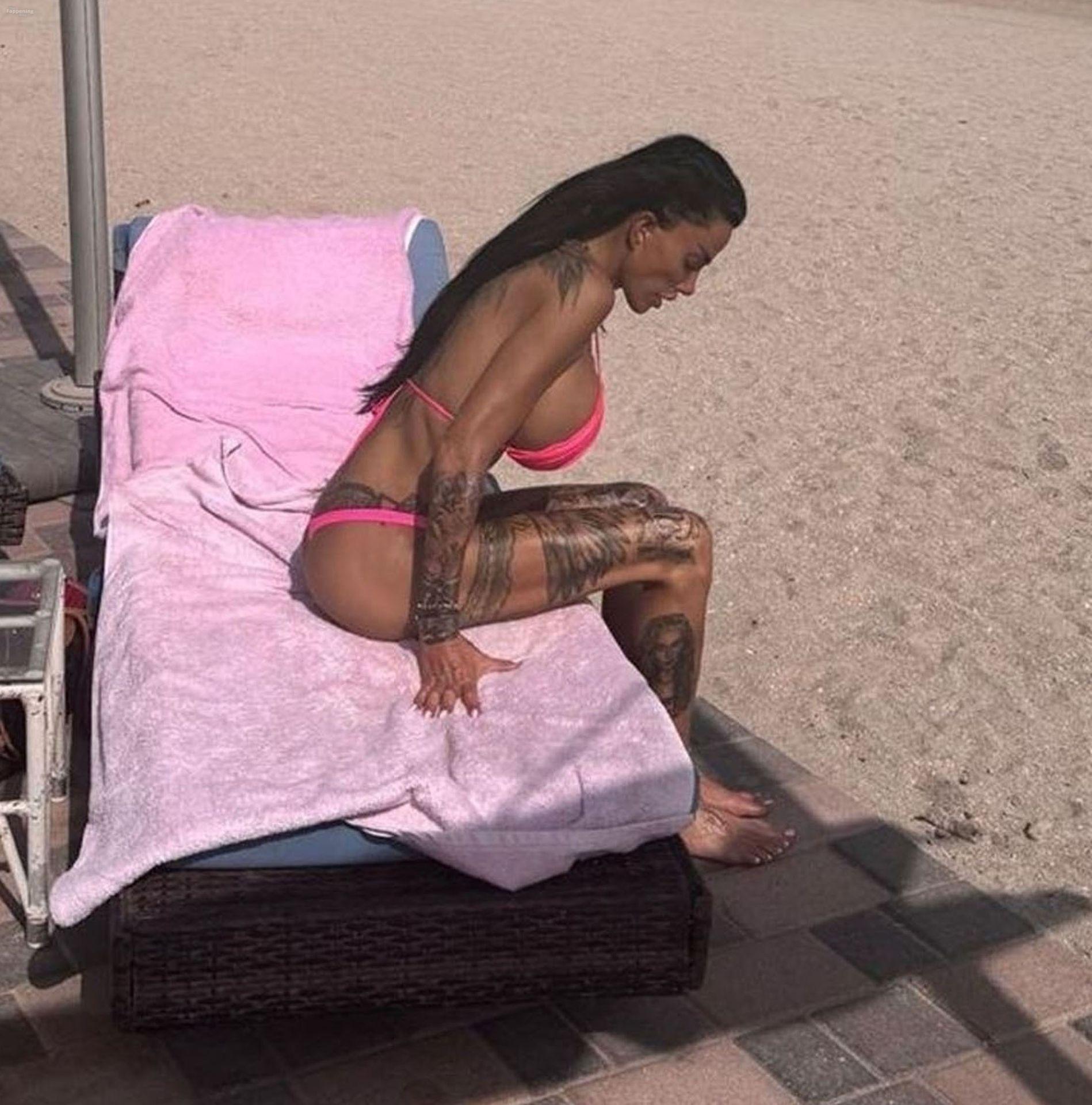 katie-price-sexy-16-the-fappening-pics_-1