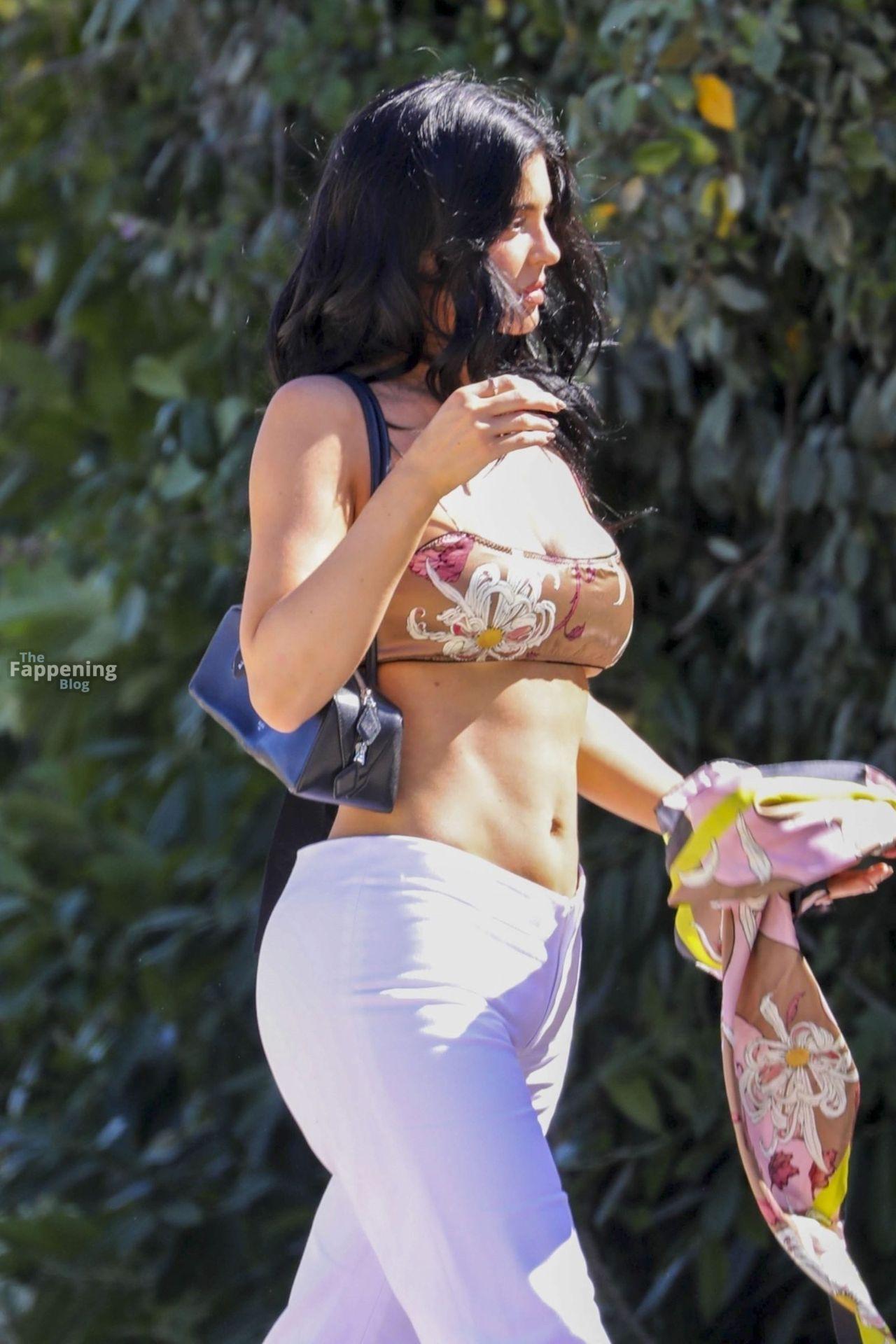 kylie-jenner-body-flaunting-boobs-ass-walk-016-the-fappening-pics_