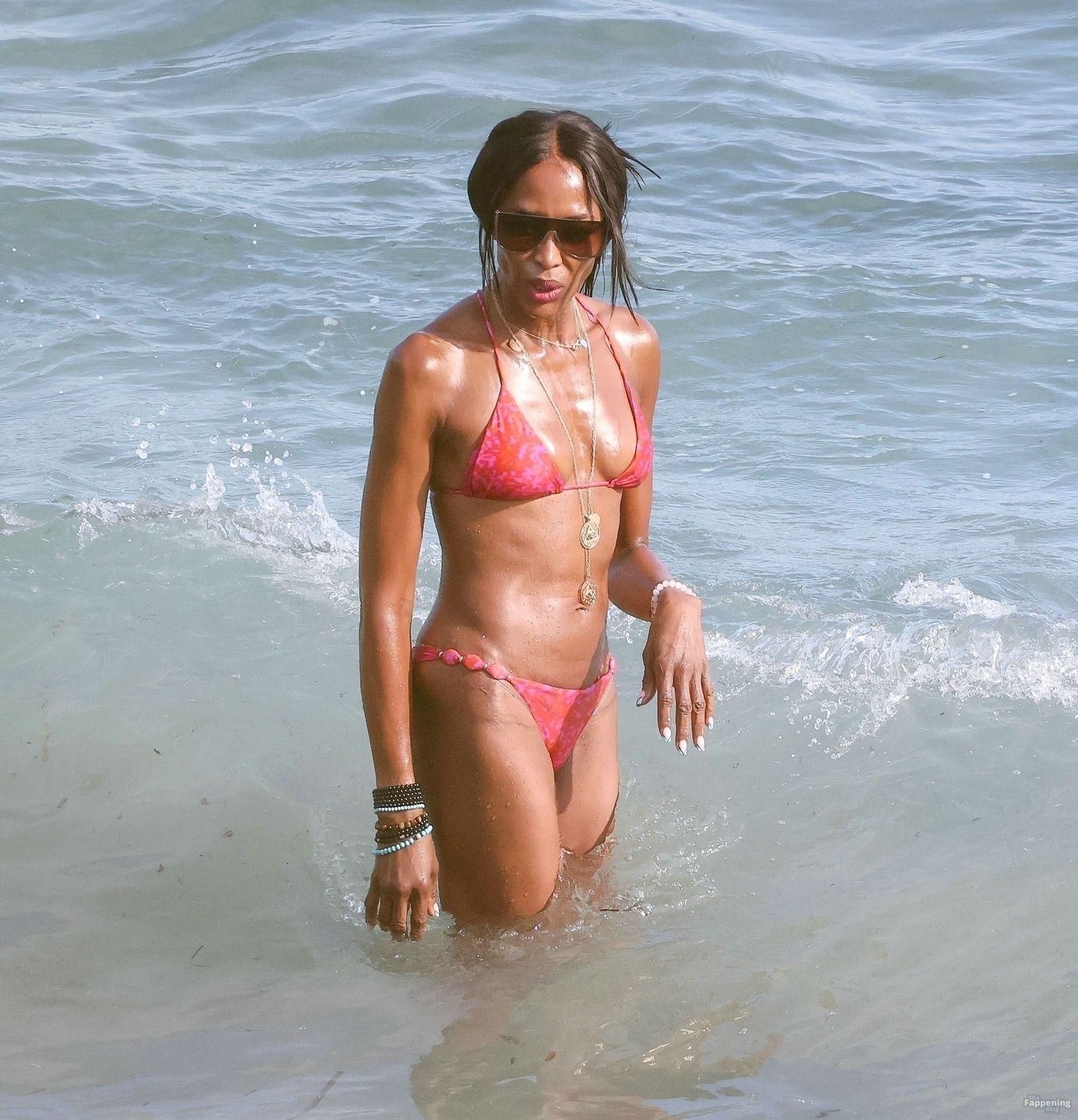 naomi-campbell-sexy-37-the-fappening-pics_