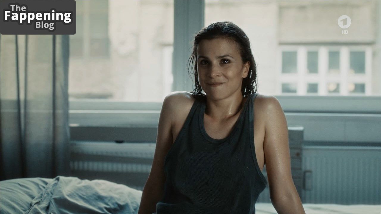 aylin-tezel-die-informantin-408990-the-fappening-pics_