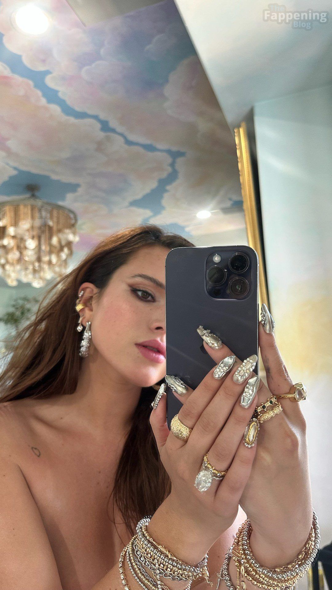 bella-thorne-nude-topless-mirror-selfie-nsfw-002-the-fappening-pics_