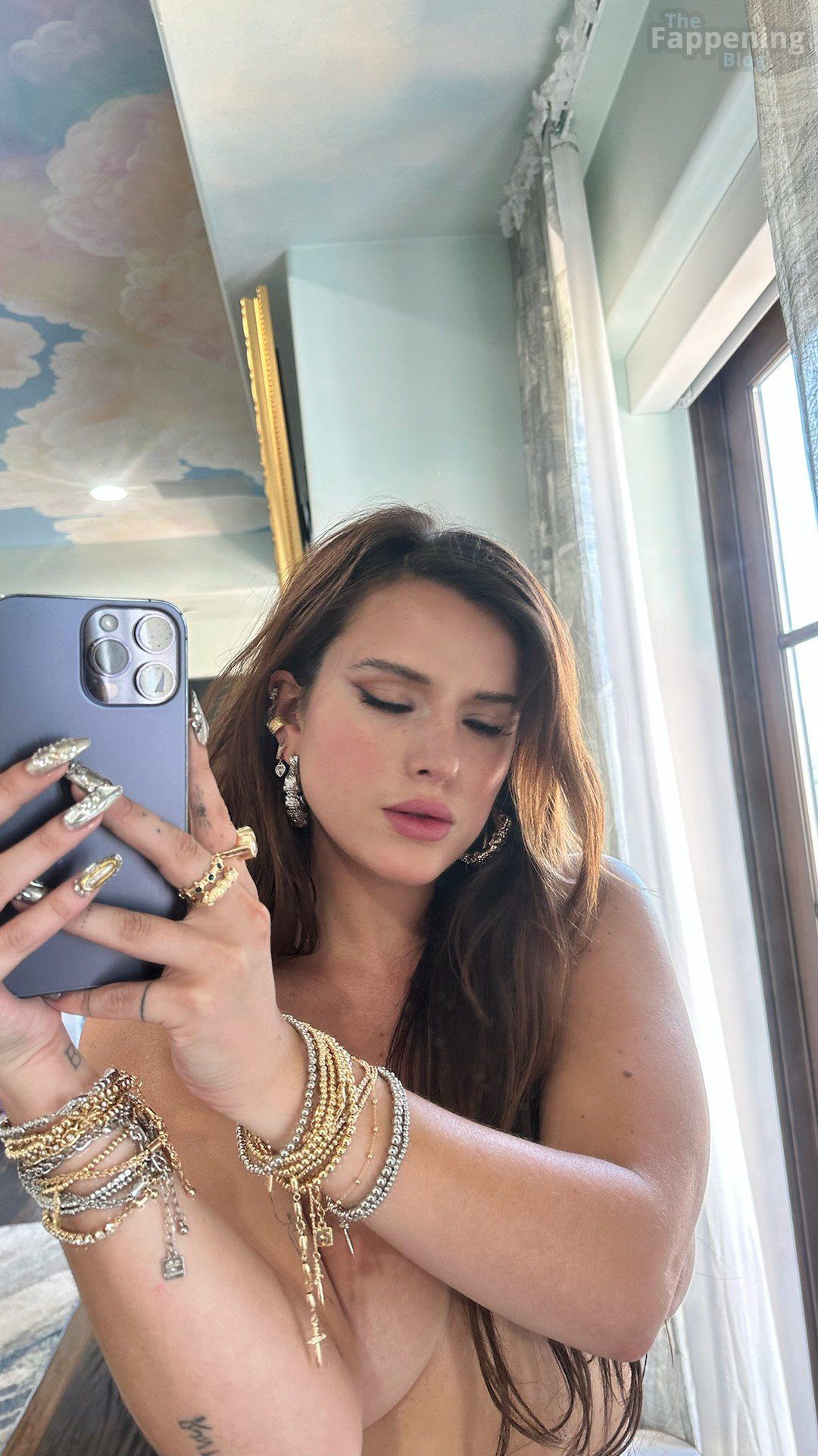 bella-thorne-nude-topless-mirror-selfie-nsfw-003-the-fappening-pics_