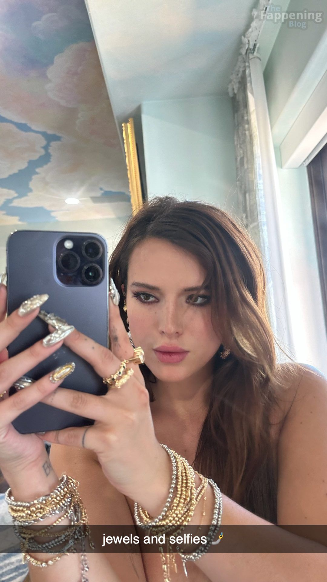 bella-thorne-nude-topless-mirror-selfie-nsfw-004-the-fappening-pics_