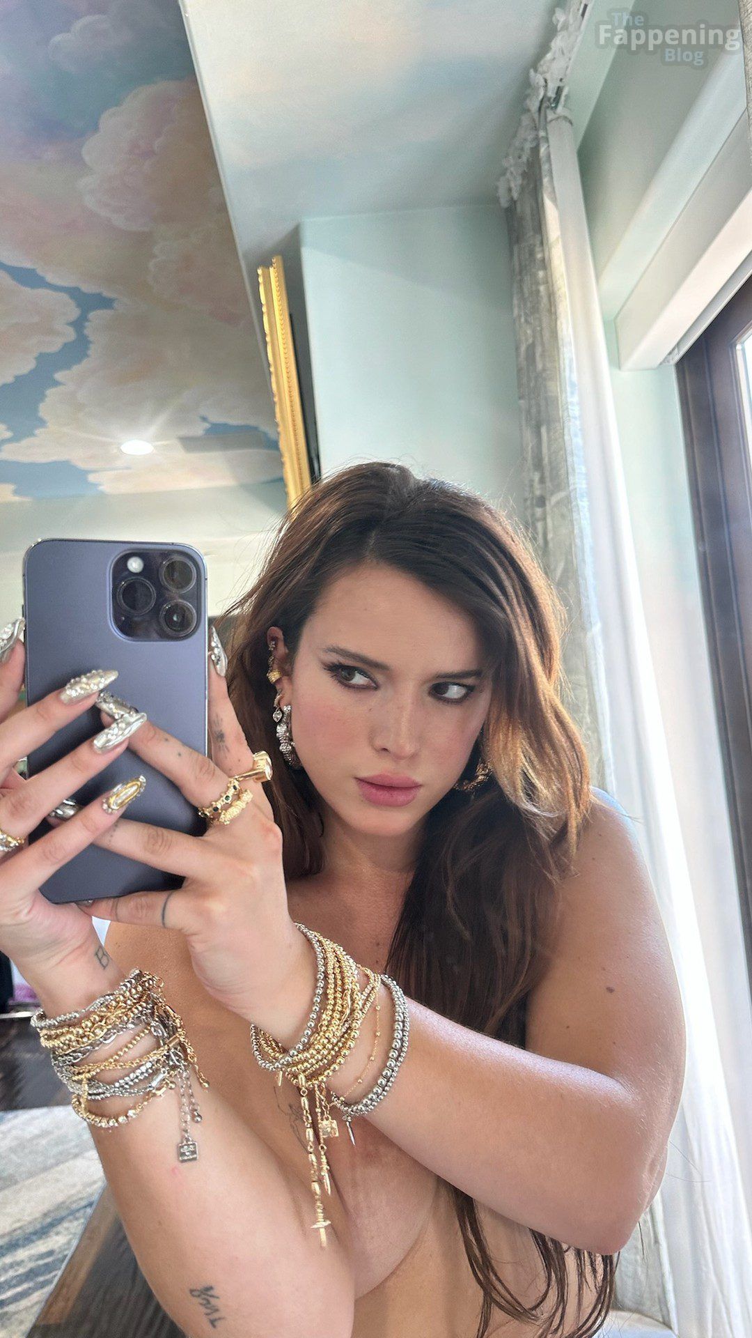 bella-thorne-nude-topless-mirror-selfie-nsfw-006-1-the-fappening-pics_