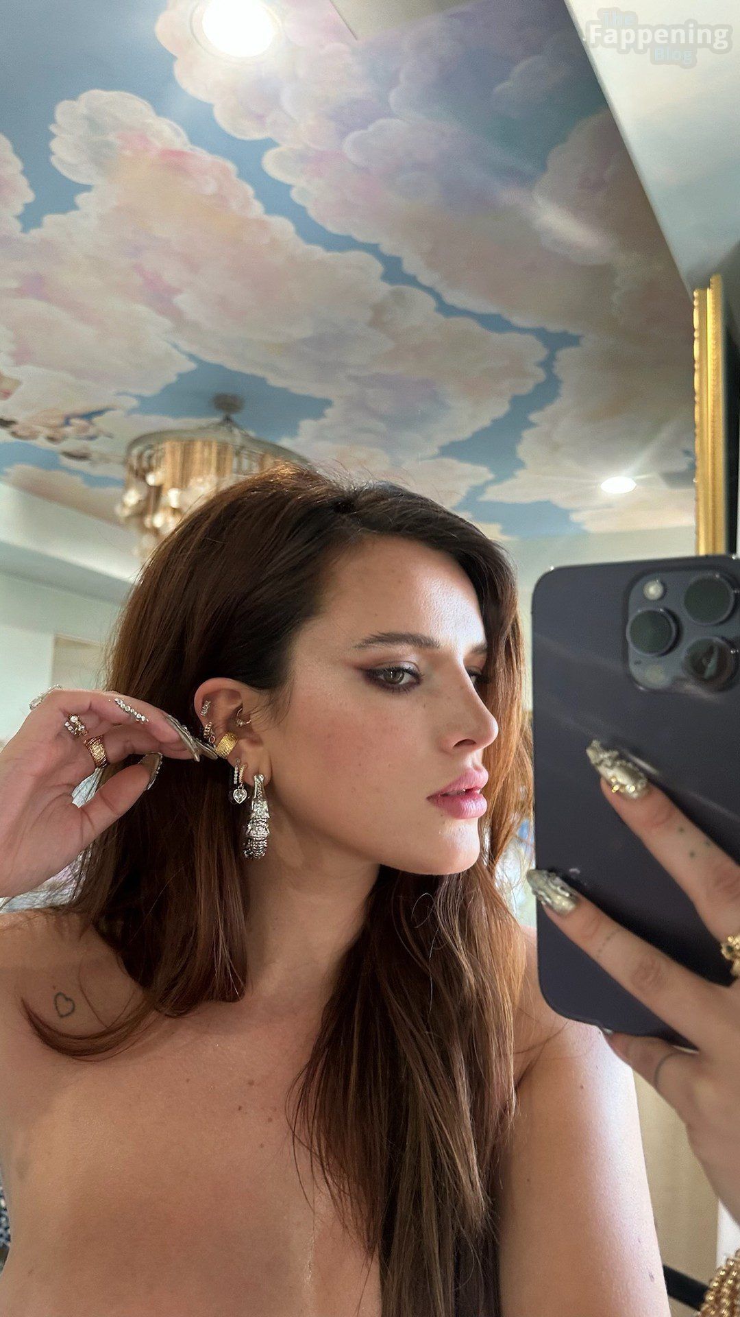 bella-thorne-nude-topless-mirror-selfie-nsfw-007-the-fappening-pics_