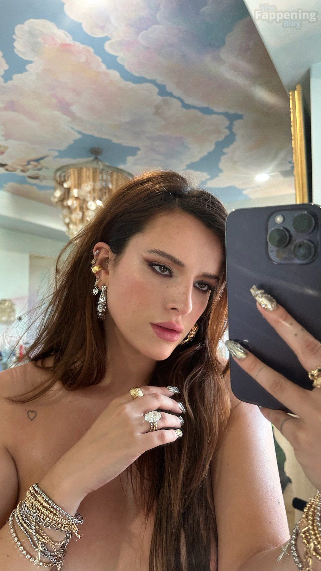 bella-thorne-nude-topless-mirror-selfie-nsfw-009-the-fappening-pics_