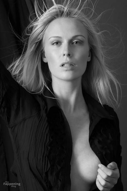 caridee-english-topless-536066-the-fappening-pics_