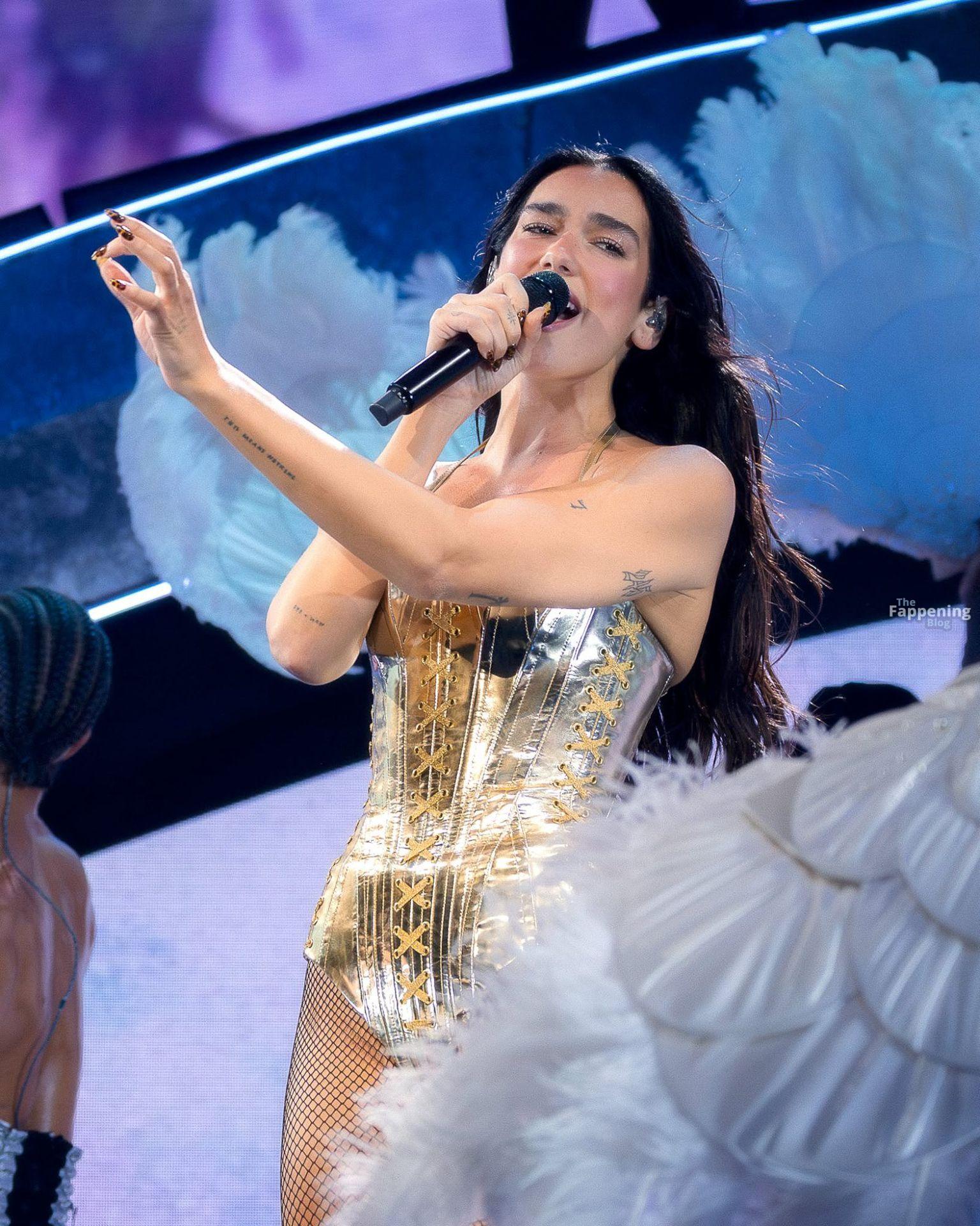 dua-lipa-gold-corset-fishnets-booty-radical-optimism-tour-san-francisco-003-the-fappening-pics_