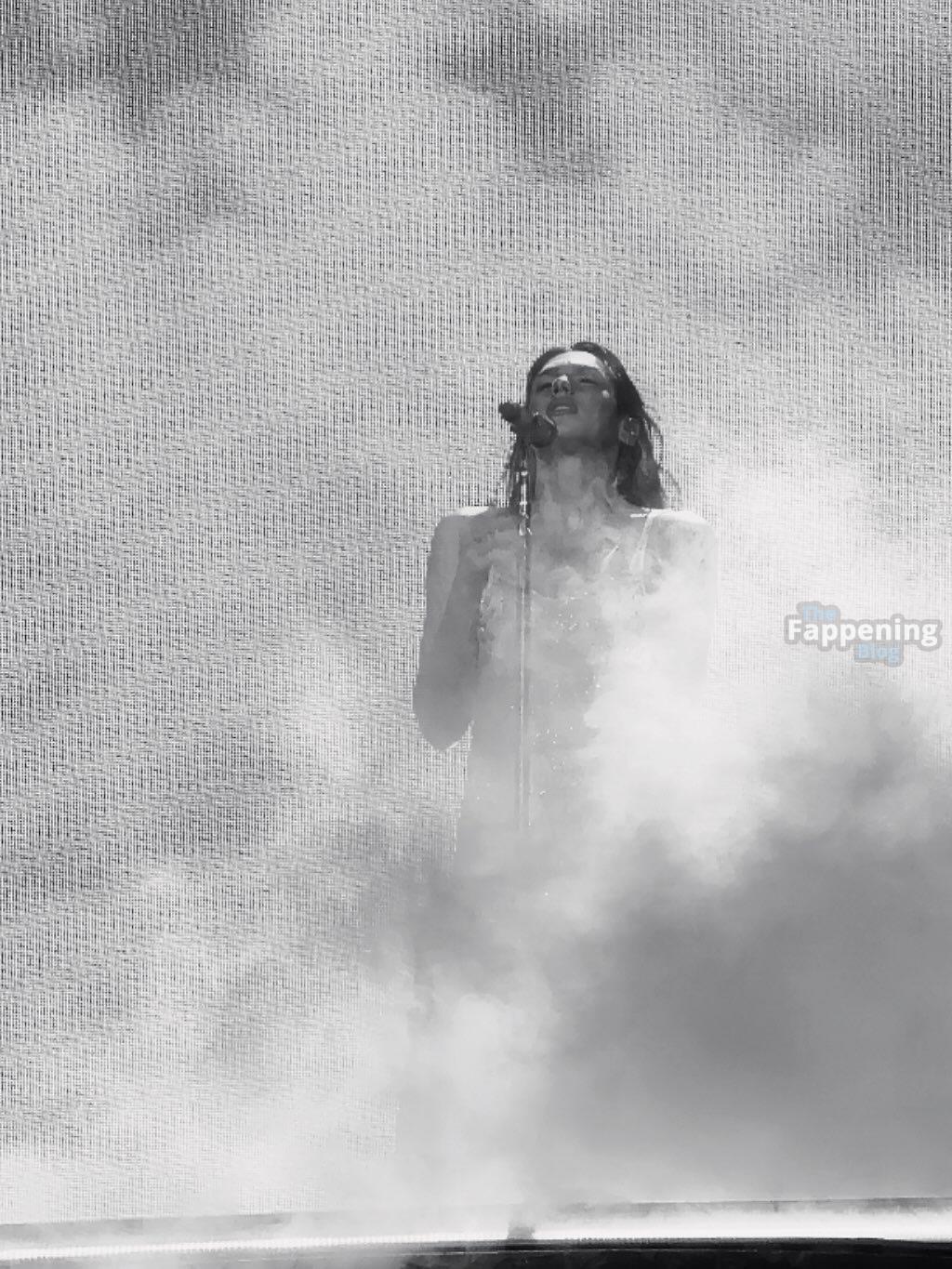 dua-lipa-gold-corset-fishnets-booty-radical-optimism-tour-san-francisco-010-the-fappening-pics_