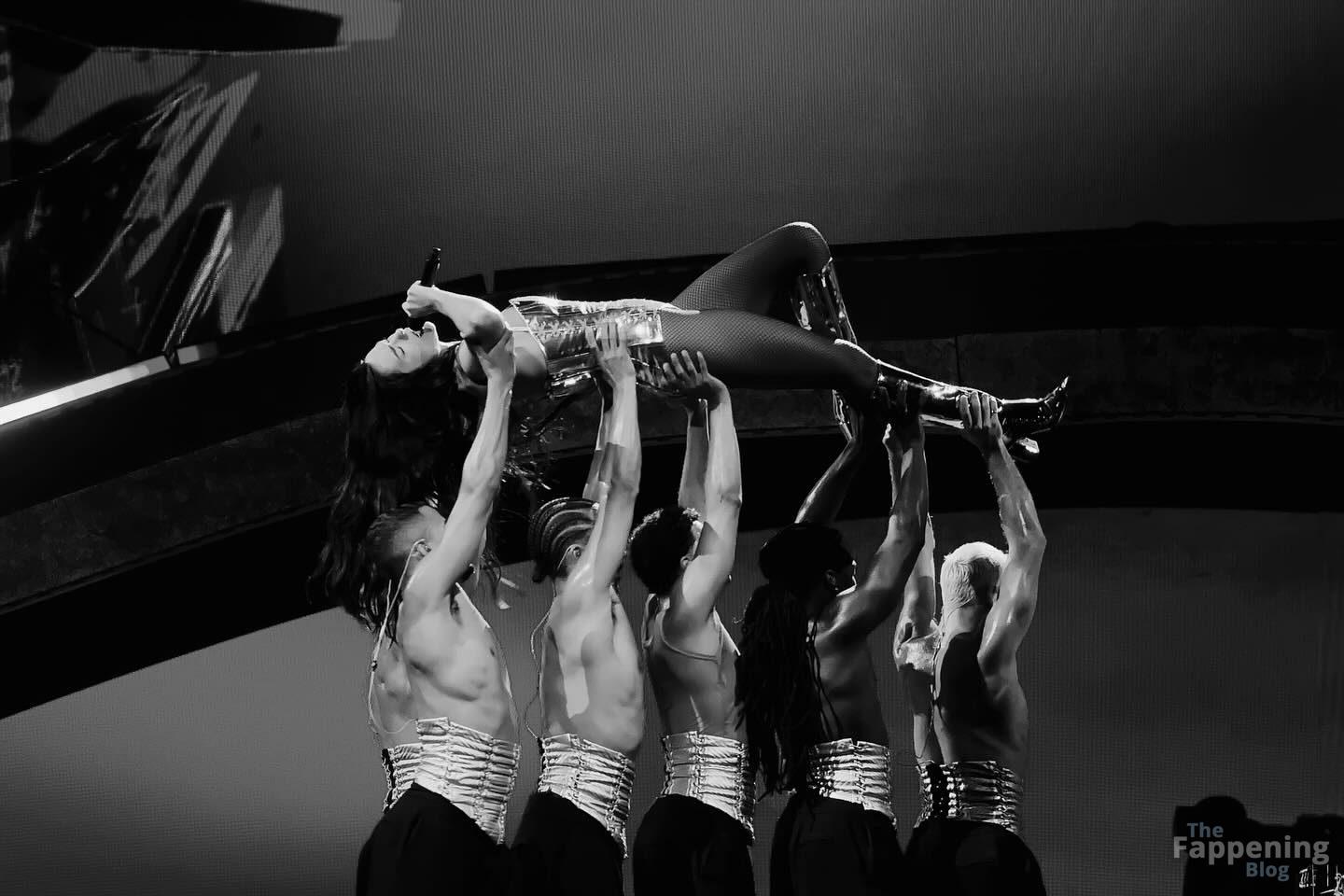 dua-lipa-gold-corset-fishnets-booty-radical-optimism-tour-san-francisco-013-the-fappening-pics_