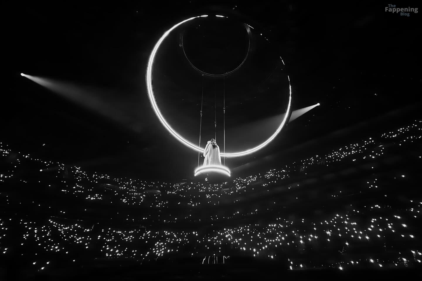 dua-lipa-gold-corset-fishnets-booty-radical-optimism-tour-san-francisco-014-the-fappening-pics_