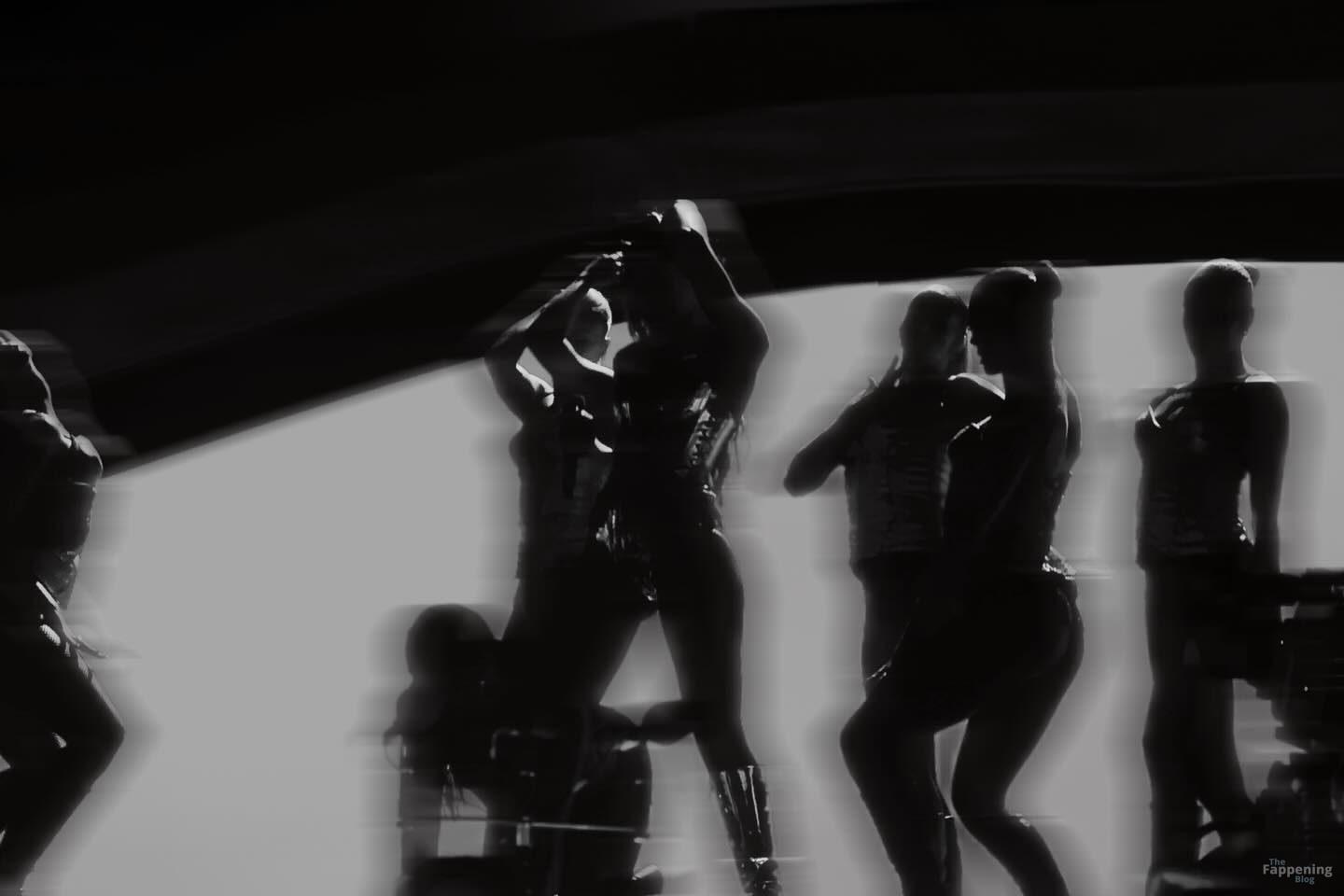 dua-lipa-gold-corset-fishnets-booty-radical-optimism-tour-san-francisco-015-the-fappening-pics_