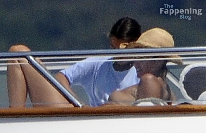 elle-macpherson-1505-the-fappening-pics_