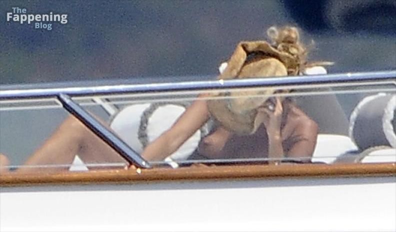 elle-macpherson-477-the-fappening-pics_