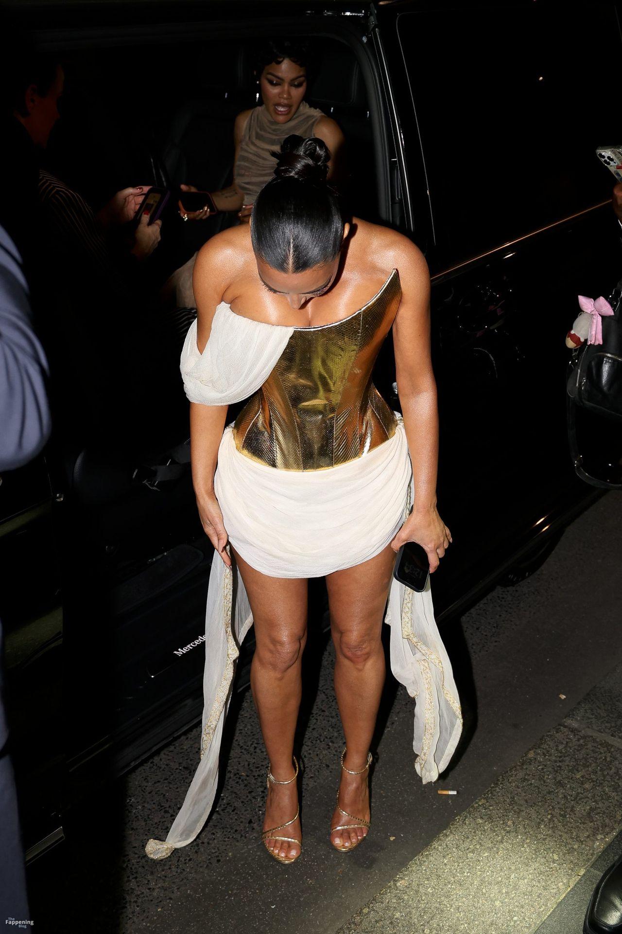 kim-kardashian-big-boobs-gold-corset-crazy-horse-paris-005-the-fappening-pics_