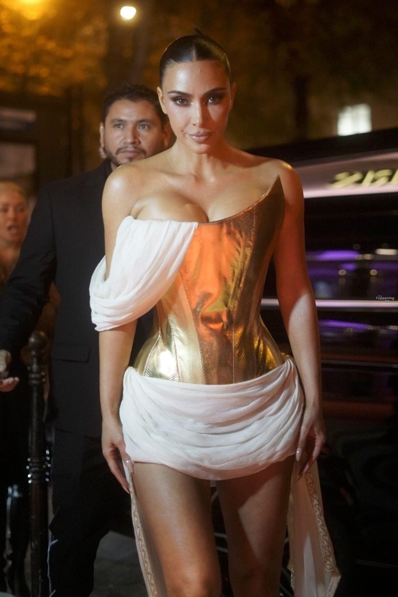 kim-kardashian-big-boobs-gold-corset-crazy-horse-paris-020-the-fappening-pics_