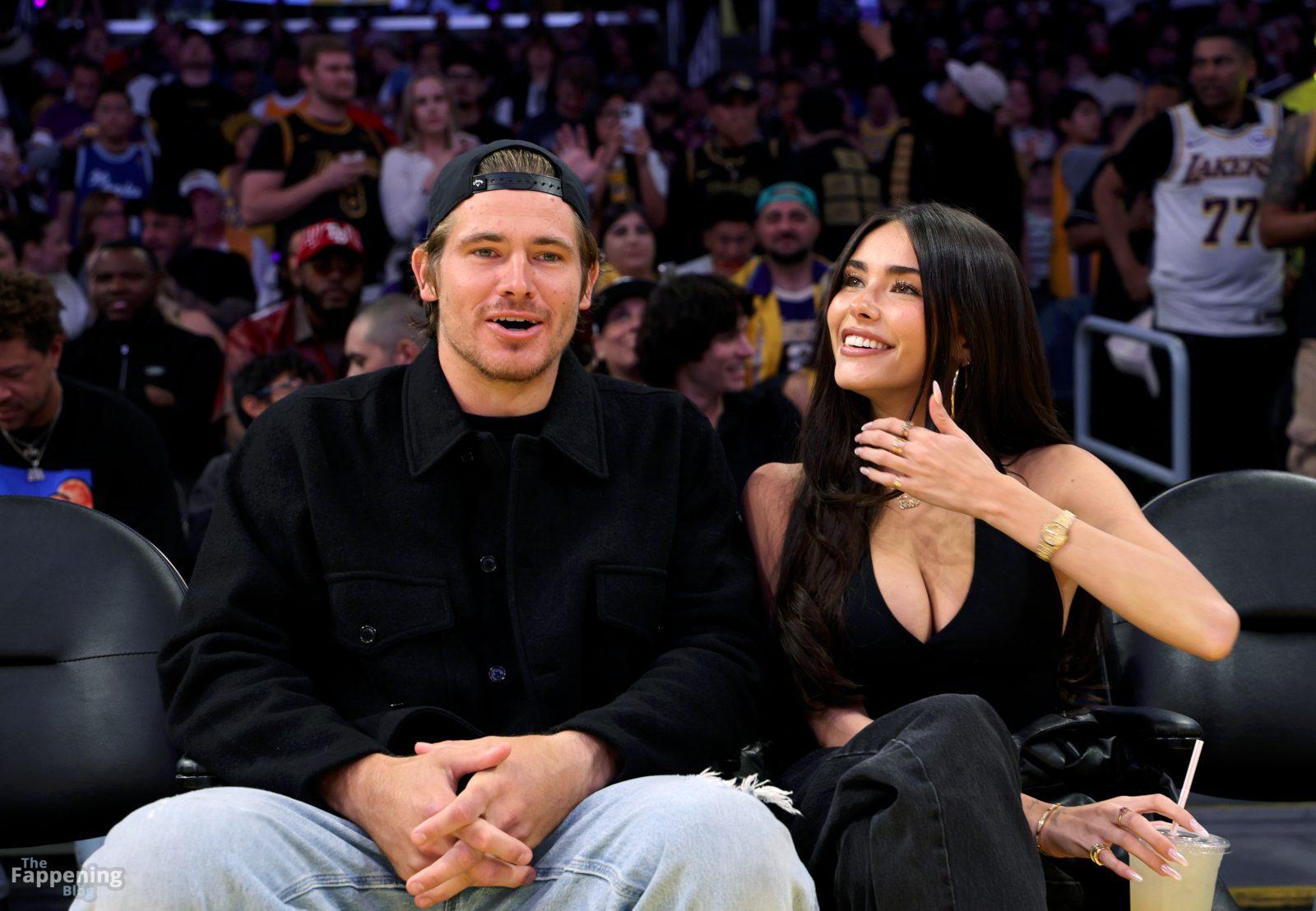 madison-beer-courtside-lakers-deep-v-halter-top-cleavage-001-the-fappening-pics_