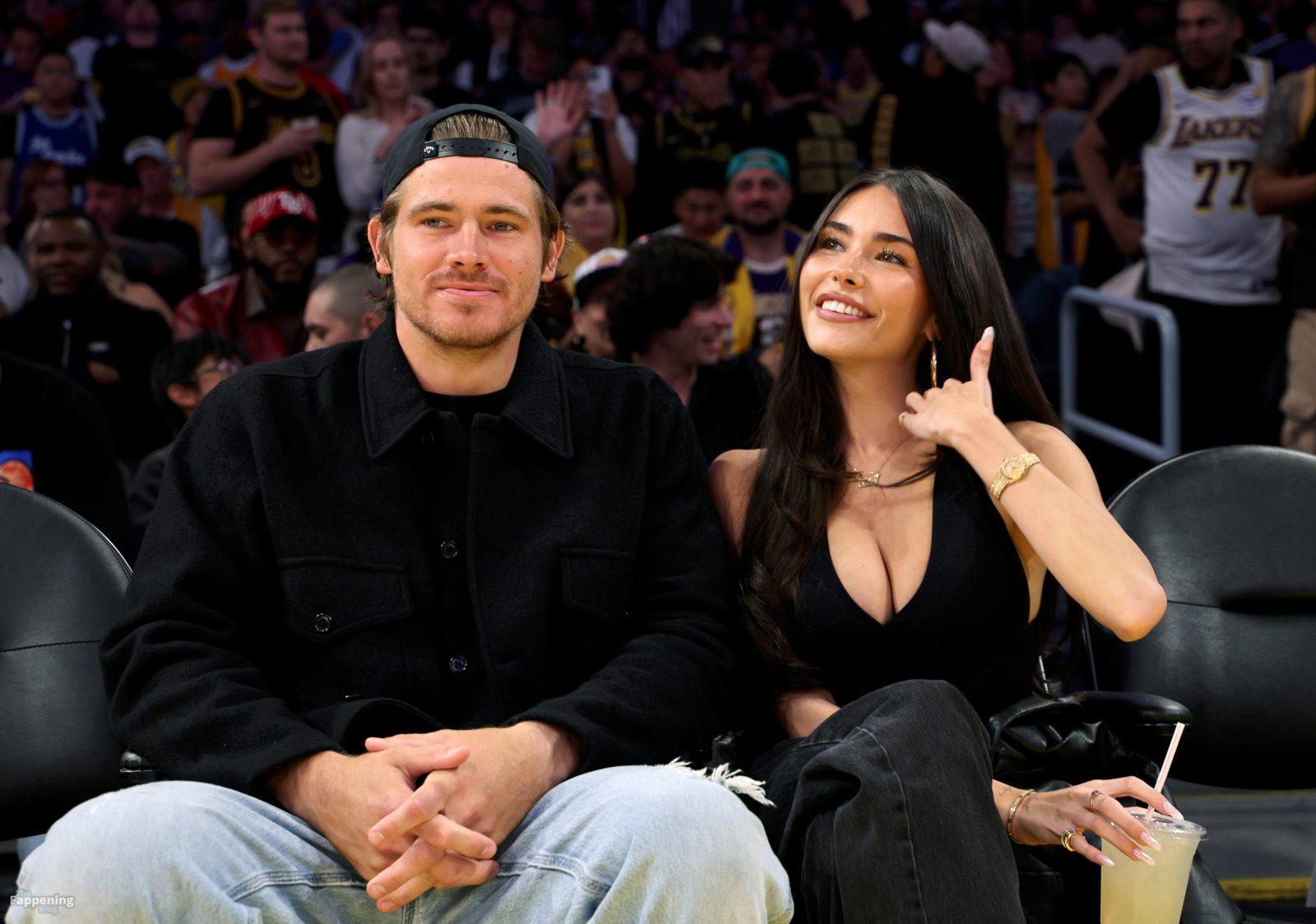 madison-beer-courtside-lakers-deep-v-halter-top-cleavage-003-the-fappening-pics_