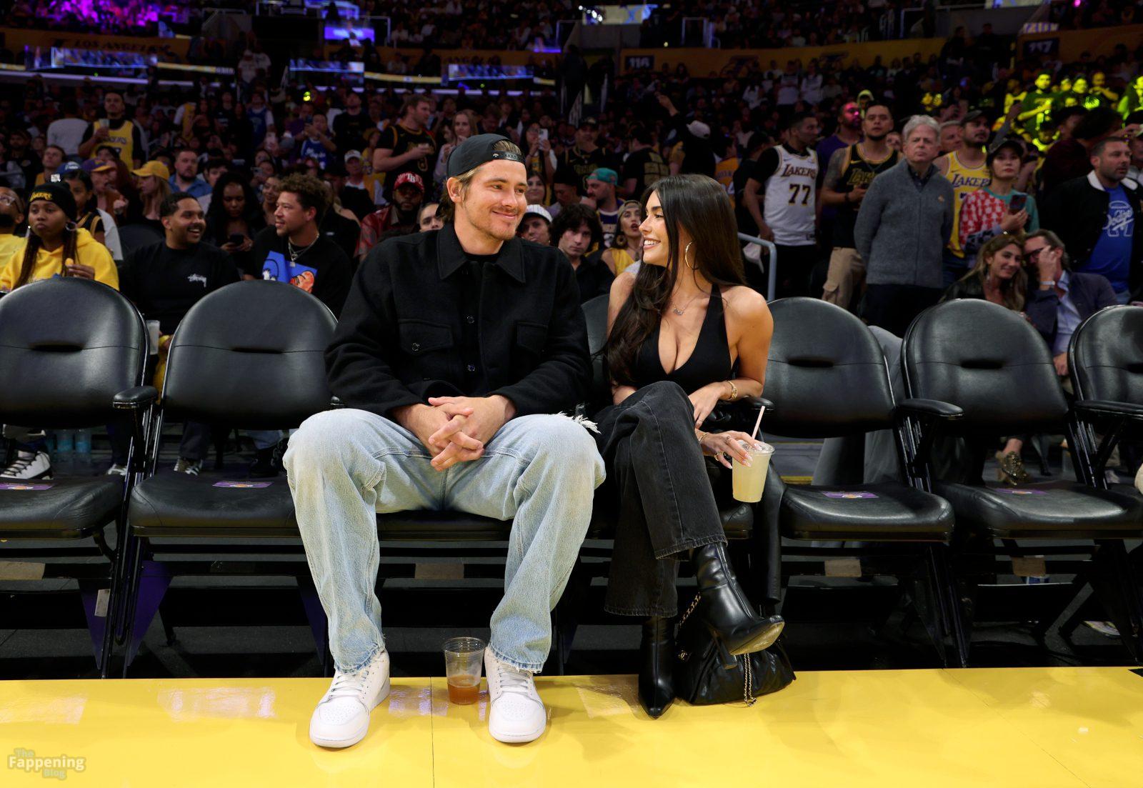 madison-beer-courtside-lakers-deep-v-halter-top-cleavage-004-the-fappening-pics_