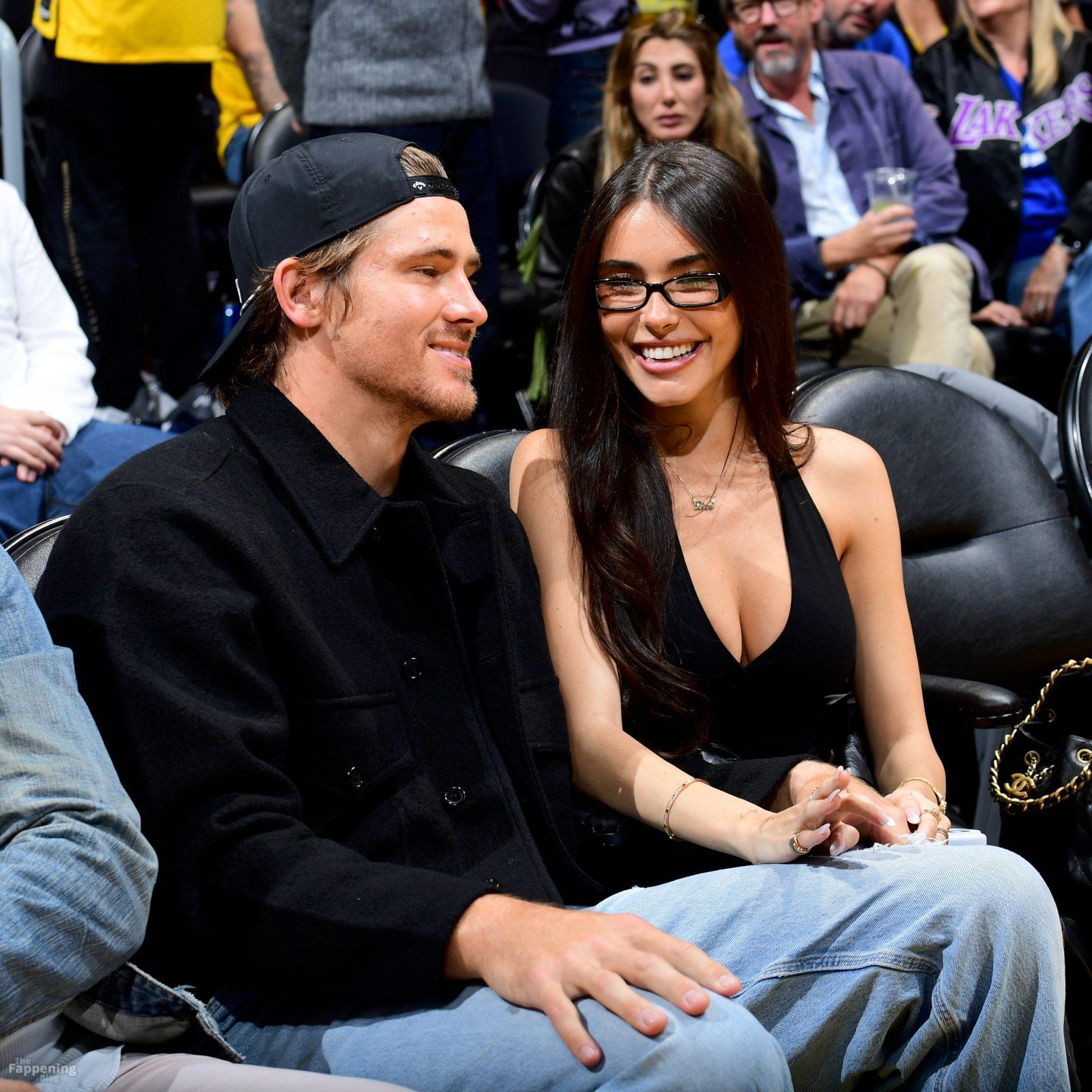 madison-beer-courtside-lakers-deep-v-halter-top-cleavage-005-the-fappening-pics_