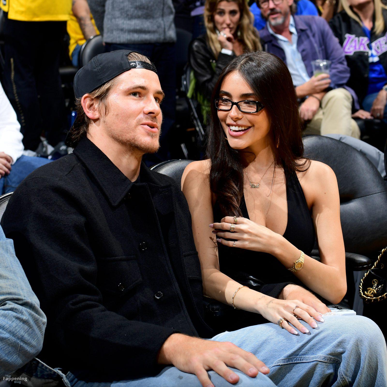 madison-beer-courtside-lakers-deep-v-halter-top-cleavage-006-the-fappening-pics_