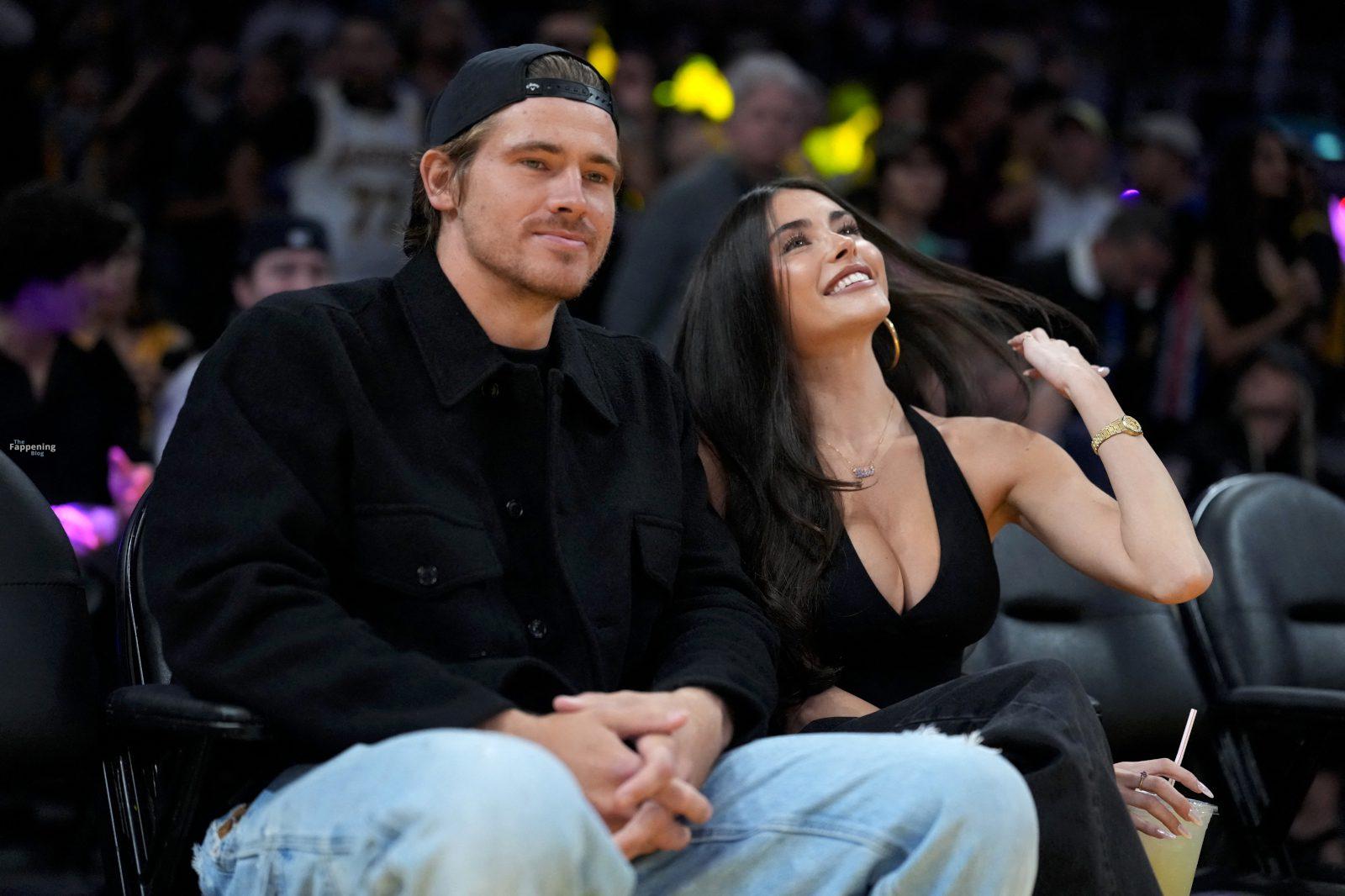 madison-beer-courtside-lakers-deep-v-halter-top-cleavage-007-the-fappening-pics_
