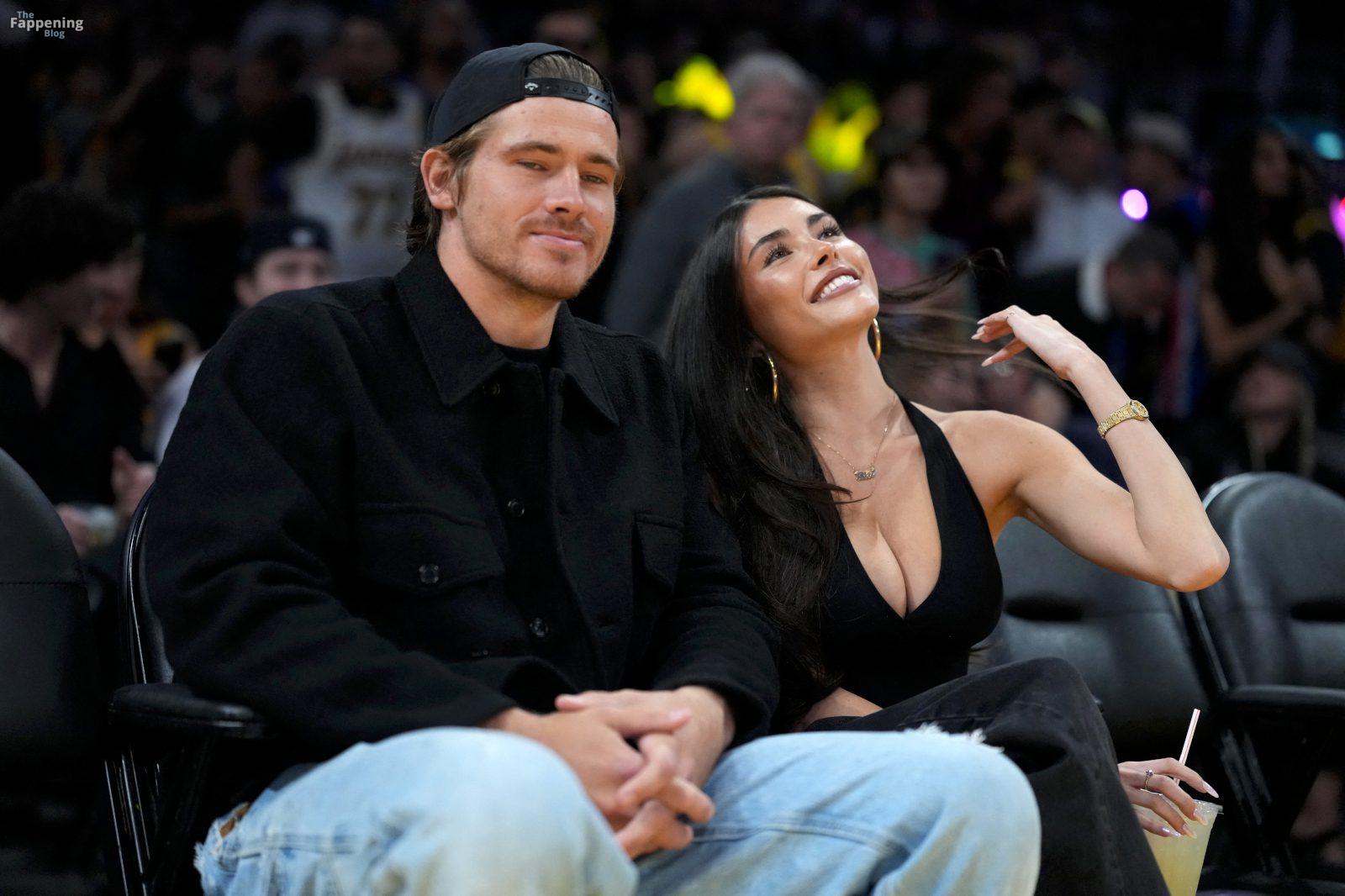 madison-beer-courtside-lakers-deep-v-halter-top-cleavage-008-the-fappening-pics_