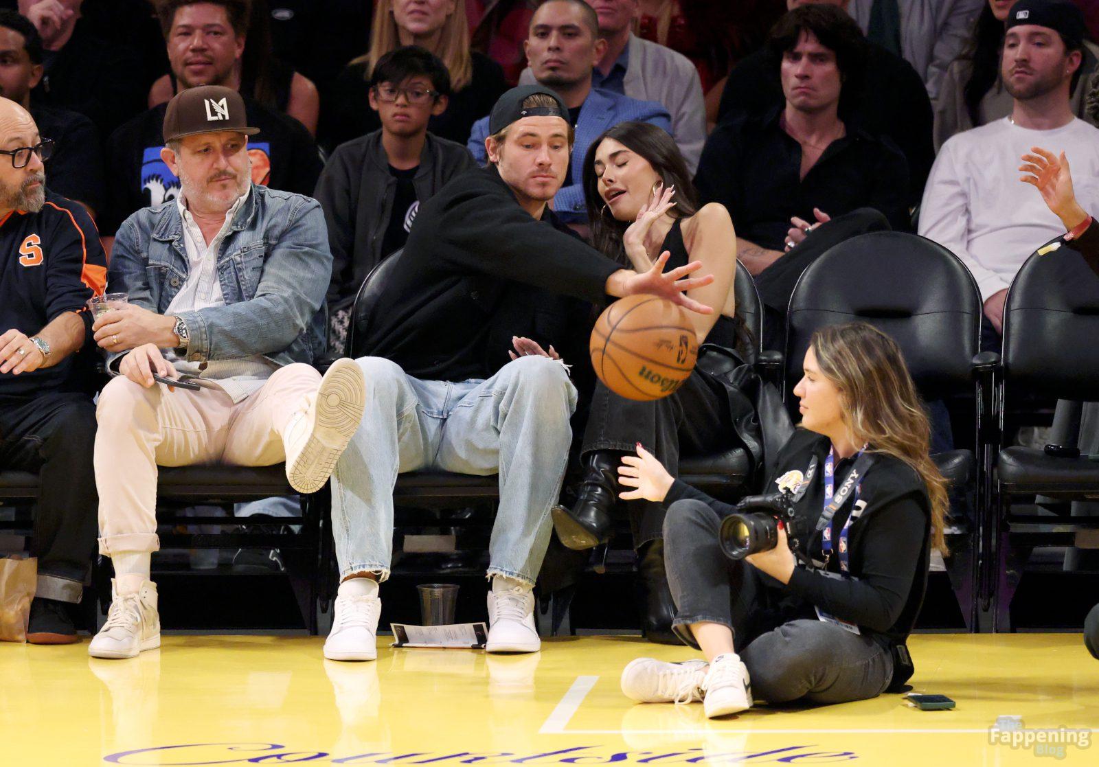 madison-beer-courtside-lakers-deep-v-halter-top-cleavage-009-the-fappening-pics_