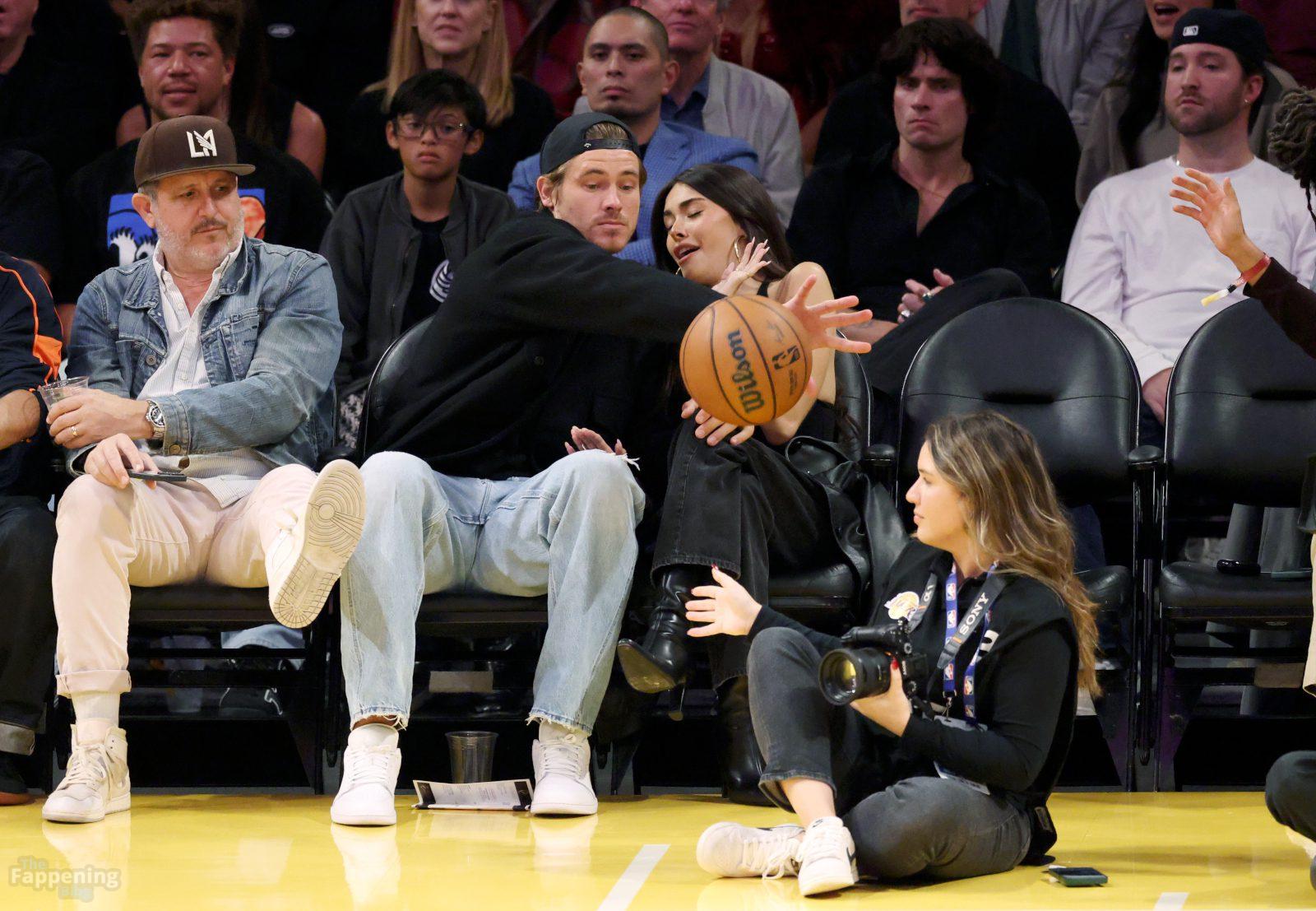 madison-beer-courtside-lakers-deep-v-halter-top-cleavage-010-the-fappening-pics_