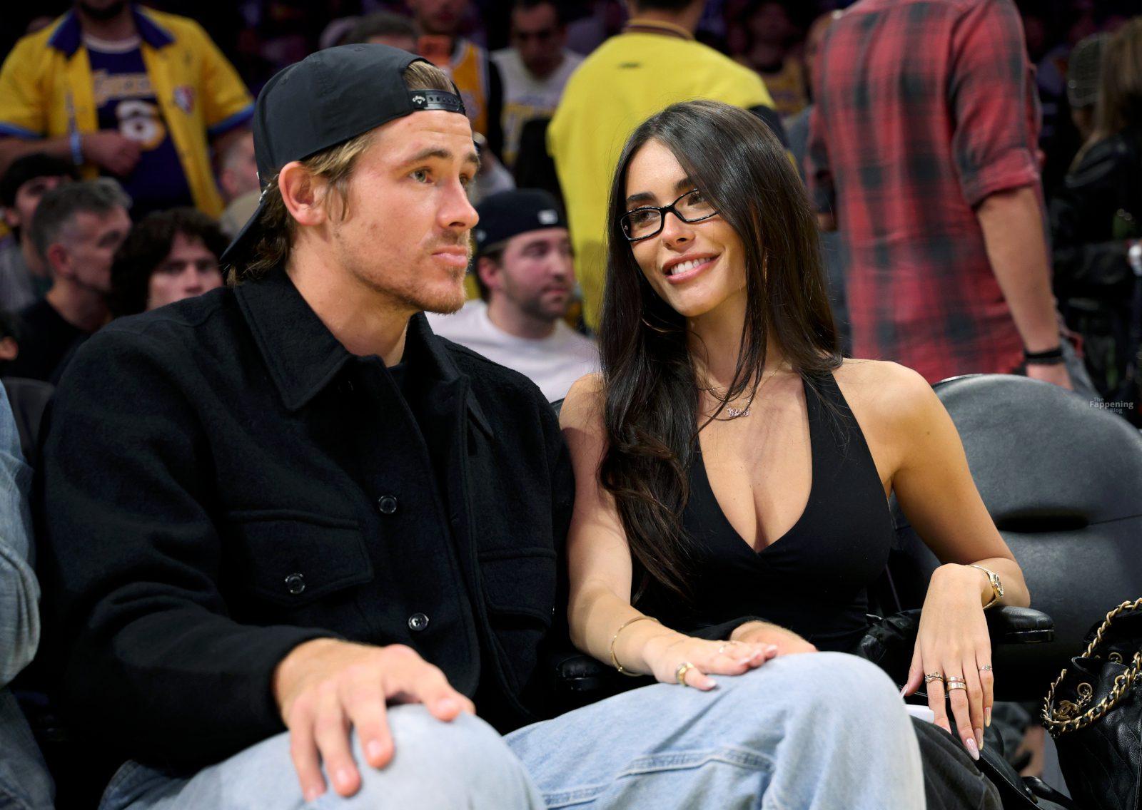 madison-beer-courtside-lakers-deep-v-halter-top-cleavage-013-the-fappening-pics_