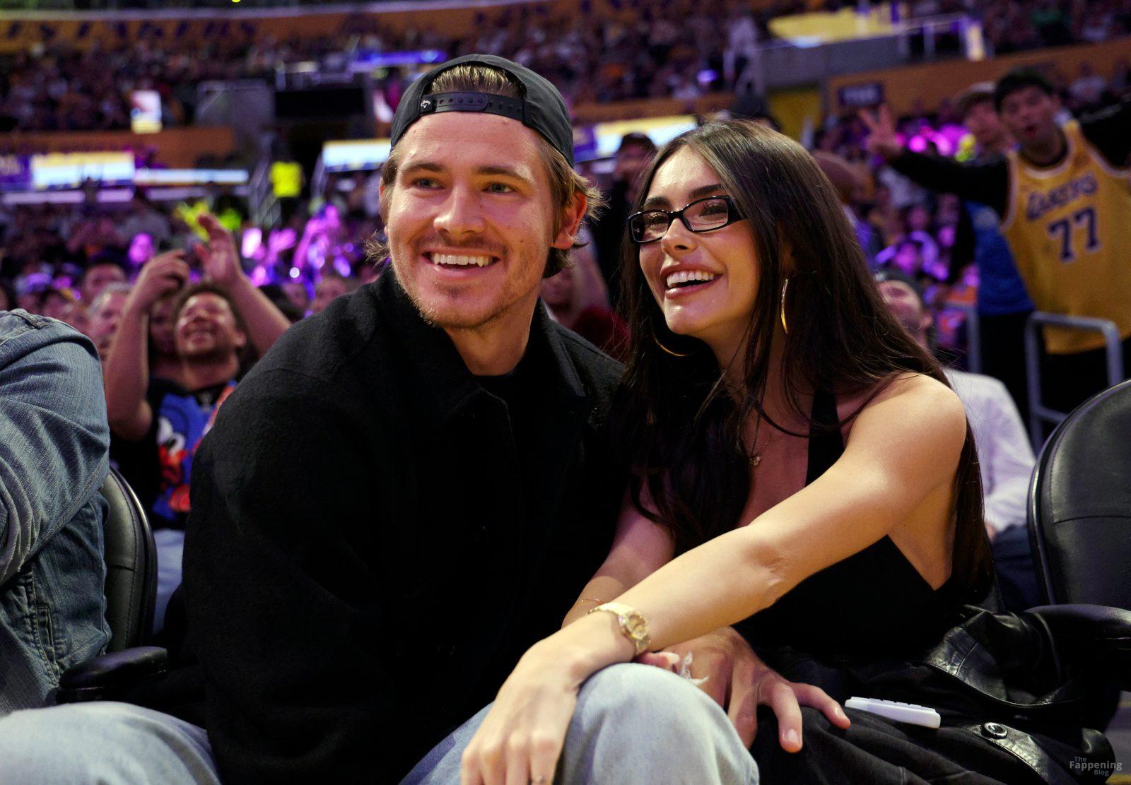 madison-beer-courtside-lakers-deep-v-halter-top-cleavage-015-the-fappening-pics_