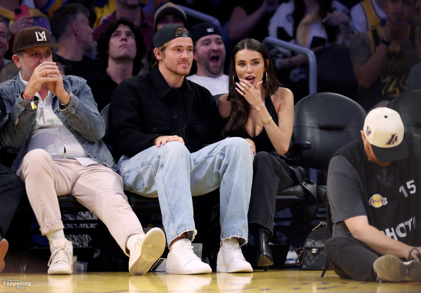 madison-beer-courtside-lakers-deep-v-halter-top-cleavage-016-the-fappening-pics_