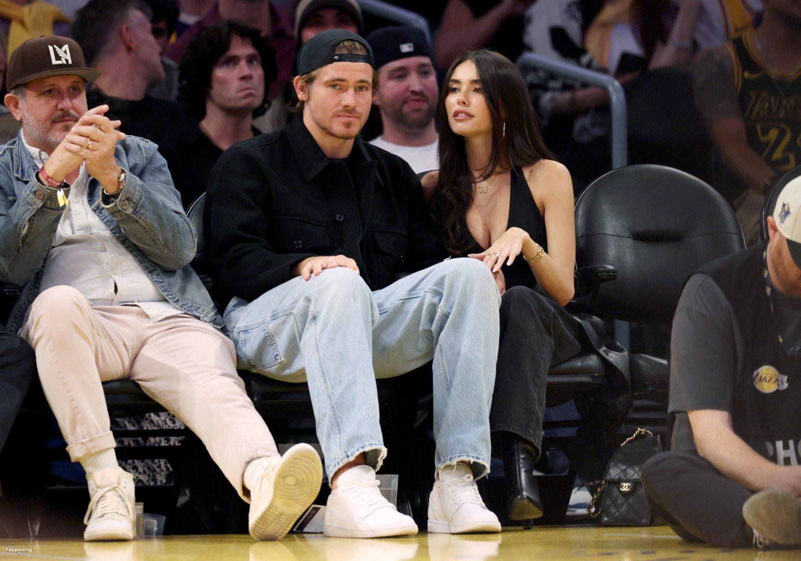 madison-beer-courtside-lakers-deep-v-halter-top-cleavage-017-the-fappening-pics_