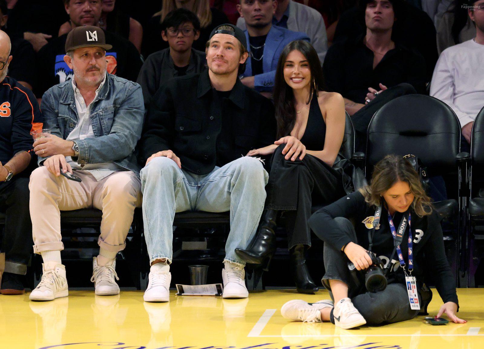 madison-beer-courtside-lakers-deep-v-halter-top-cleavage-018-the-fappening-pics_