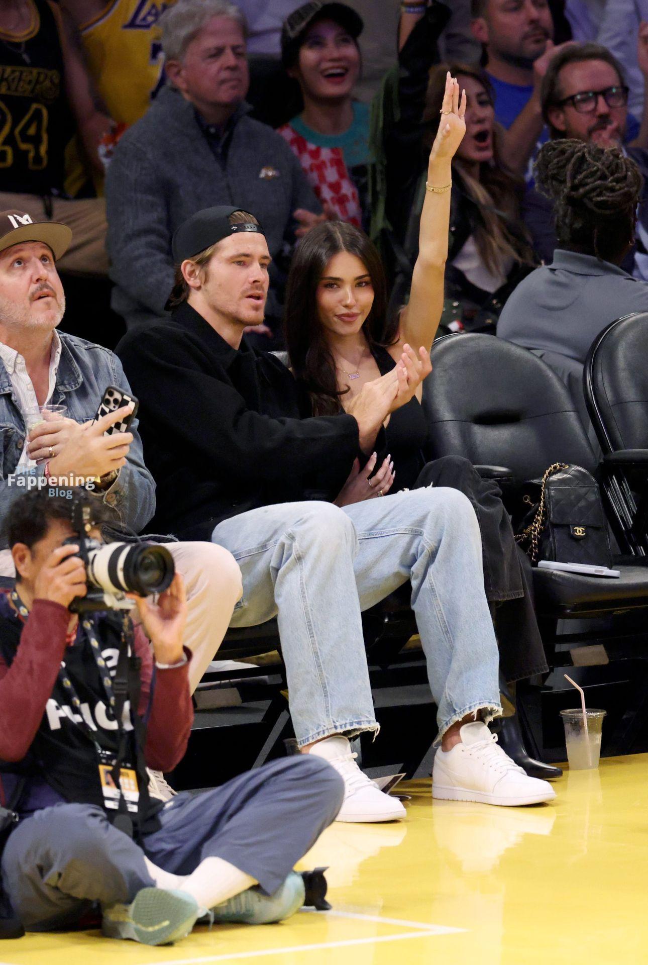 madison-beer-courtside-lakers-deep-v-halter-top-cleavage-019-the-fappening-pics_