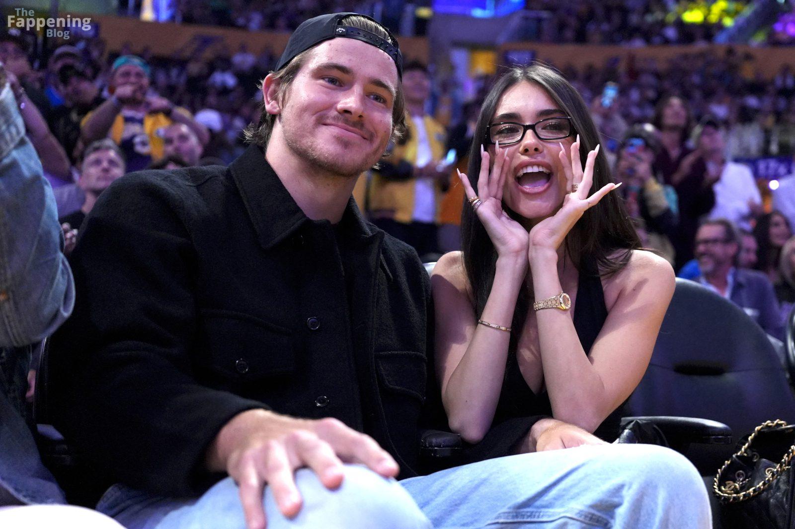 madison-beer-courtside-lakers-deep-v-halter-top-cleavage-020-the-fappening-pics_