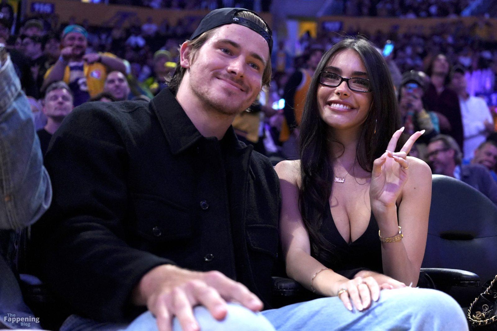 madison-beer-courtside-lakers-deep-v-halter-top-cleavage-021-the-fappening-pics_