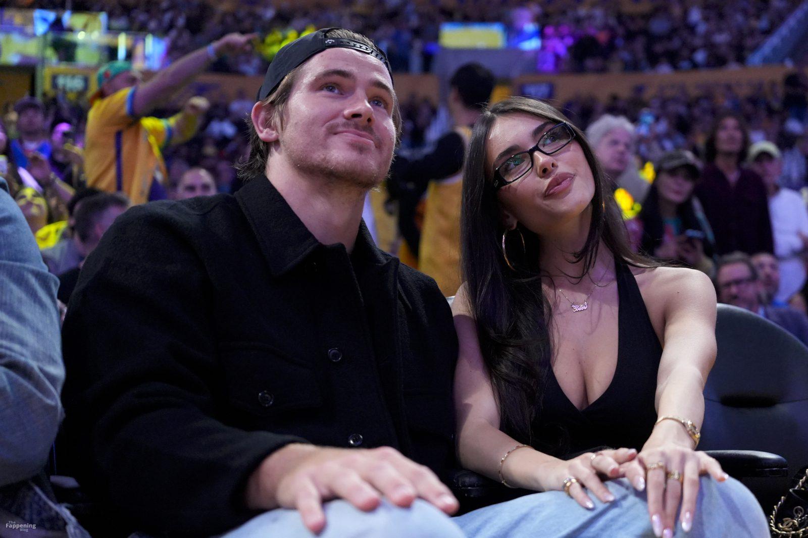 madison-beer-courtside-lakers-deep-v-halter-top-cleavage-022-the-fappening-pics_