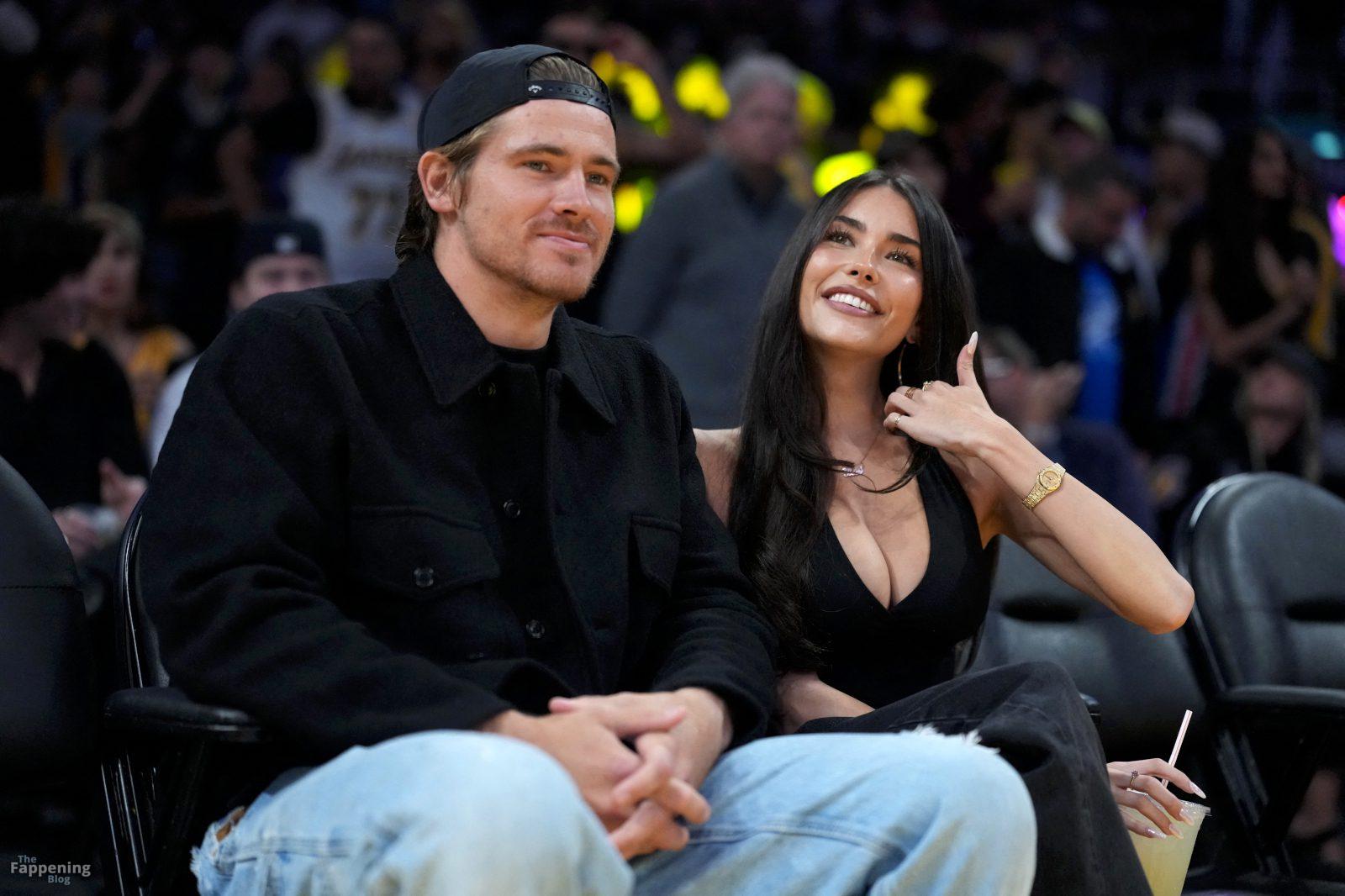 madison-beer-courtside-lakers-deep-v-halter-top-cleavage-023-the-fappening-pics_