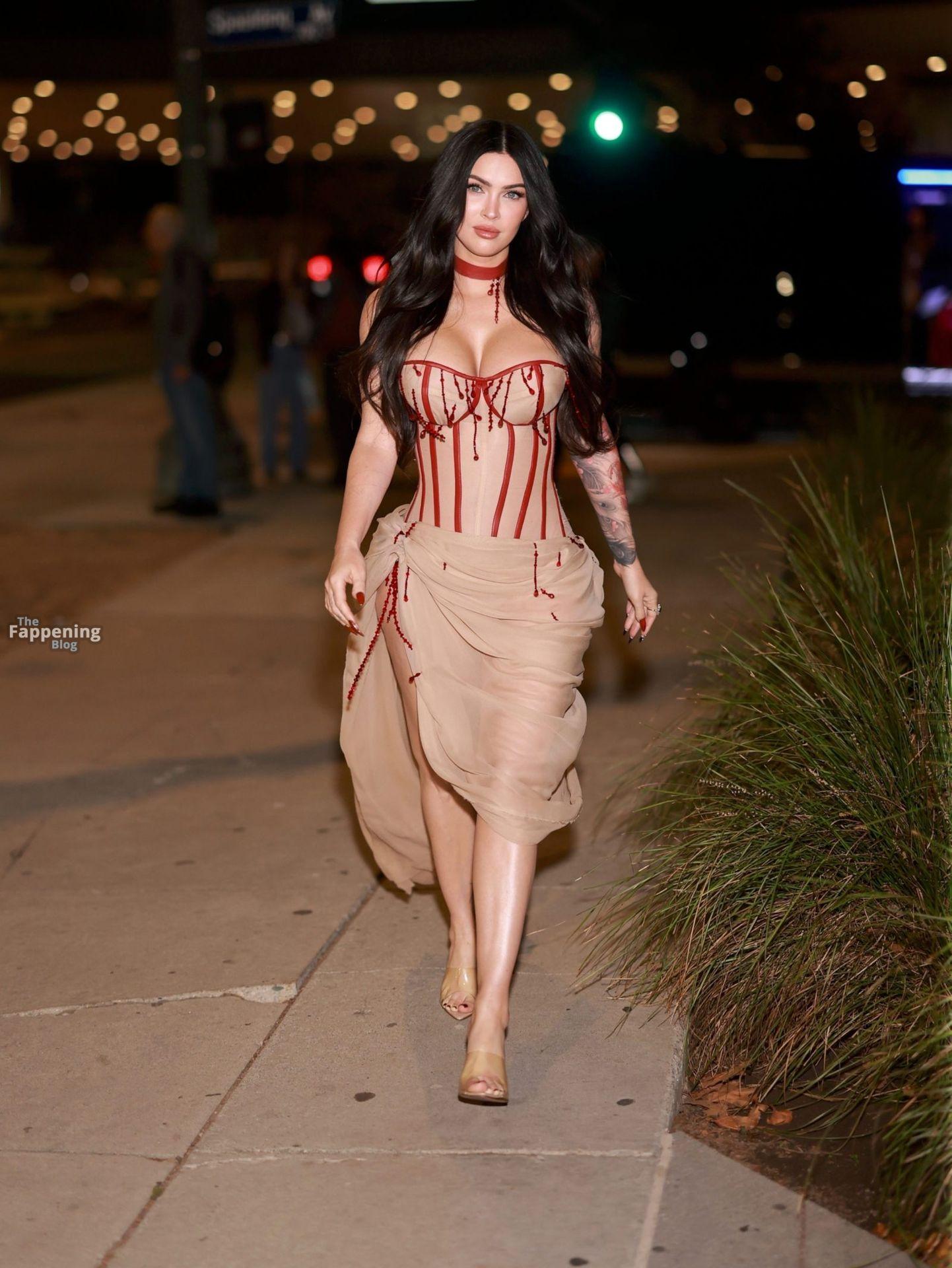 megan-fox-big-boobs-corset-curves-jennifers-body-004-the-fappening-pics_