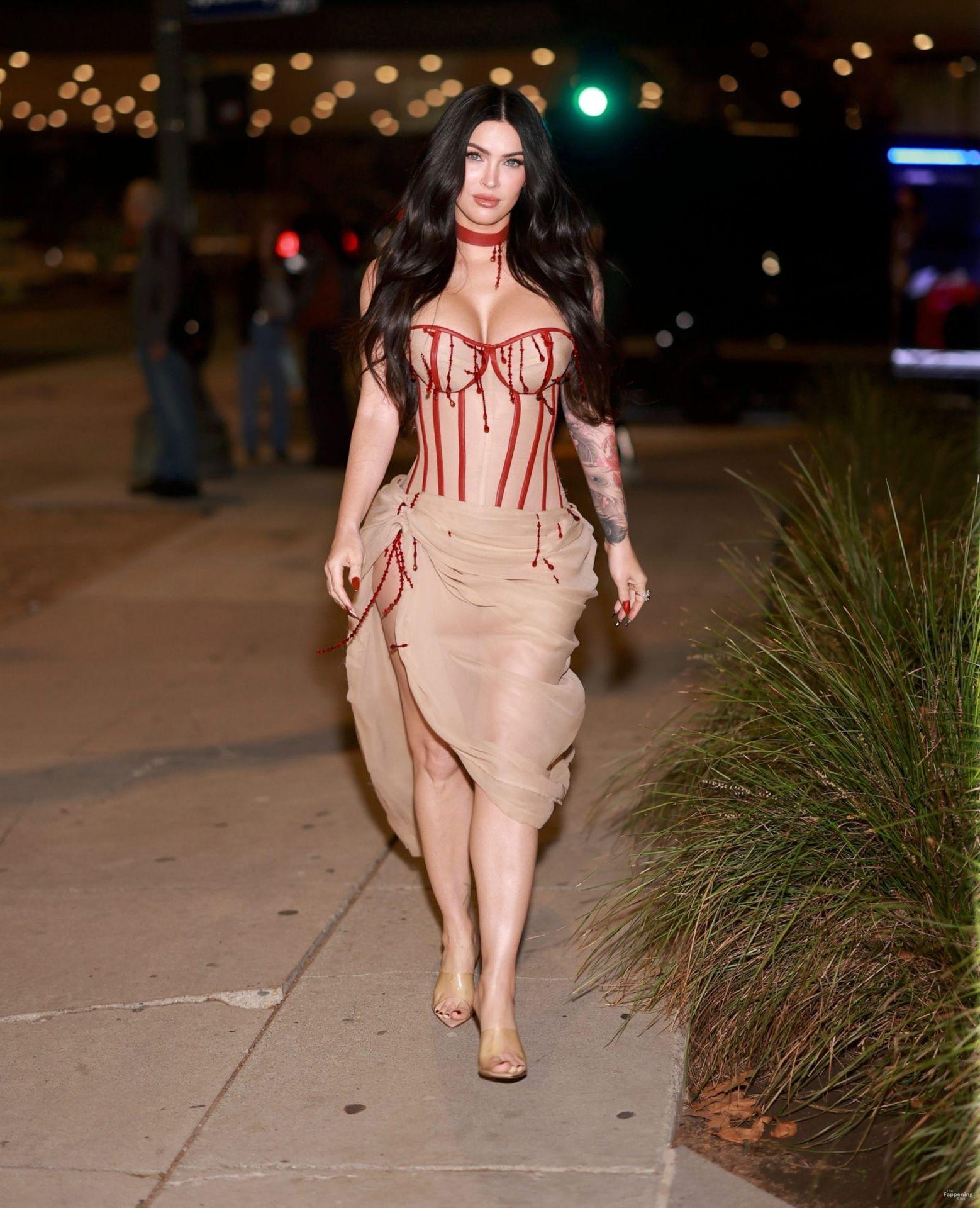 megan-fox-big-boobs-corset-curves-jennifers-body-005-the-fappening-pics_