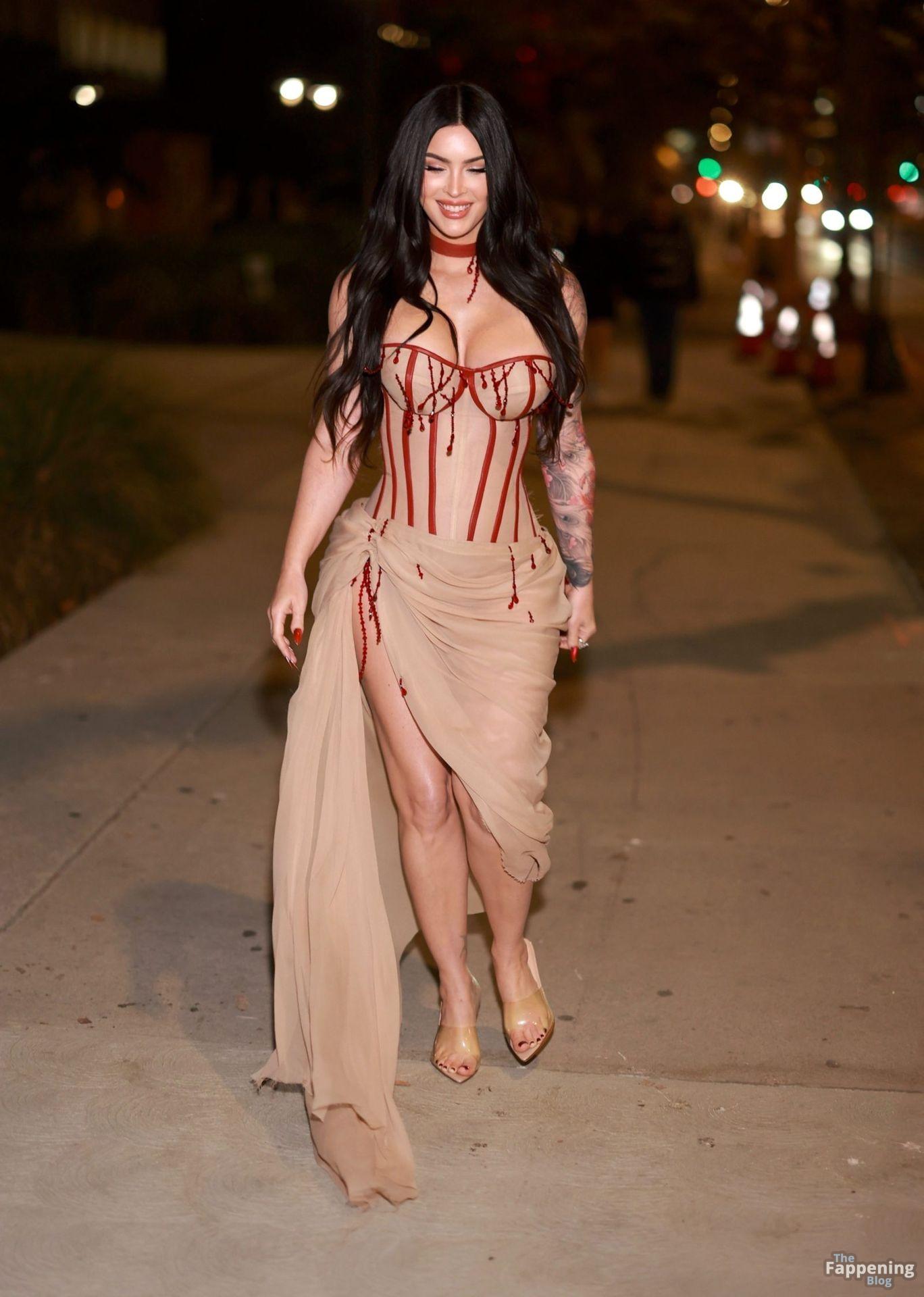 megan-fox-big-boobs-corset-curves-jennifers-body-006-the-fappening-pics_