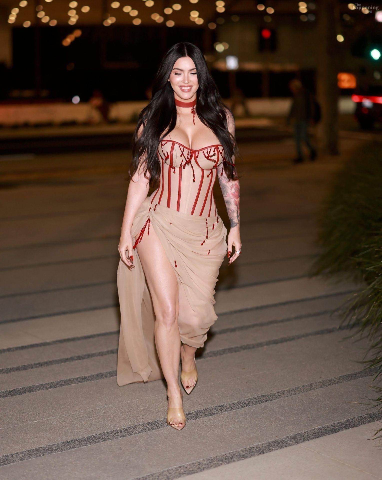 megan-fox-big-boobs-corset-curves-jennifers-body-007-the-fappening-pics_