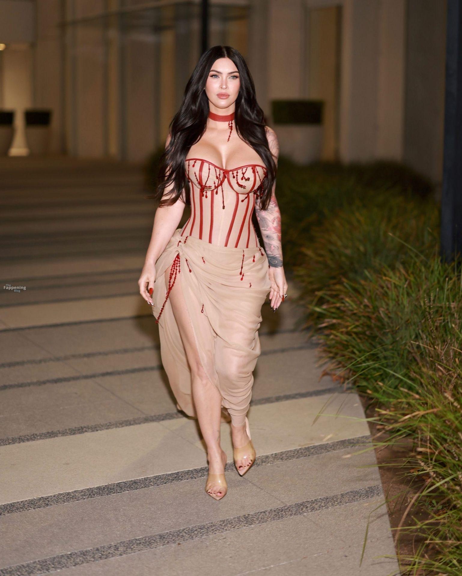 megan-fox-big-boobs-corset-curves-jennifers-body-009-1-the-fappening-pics_