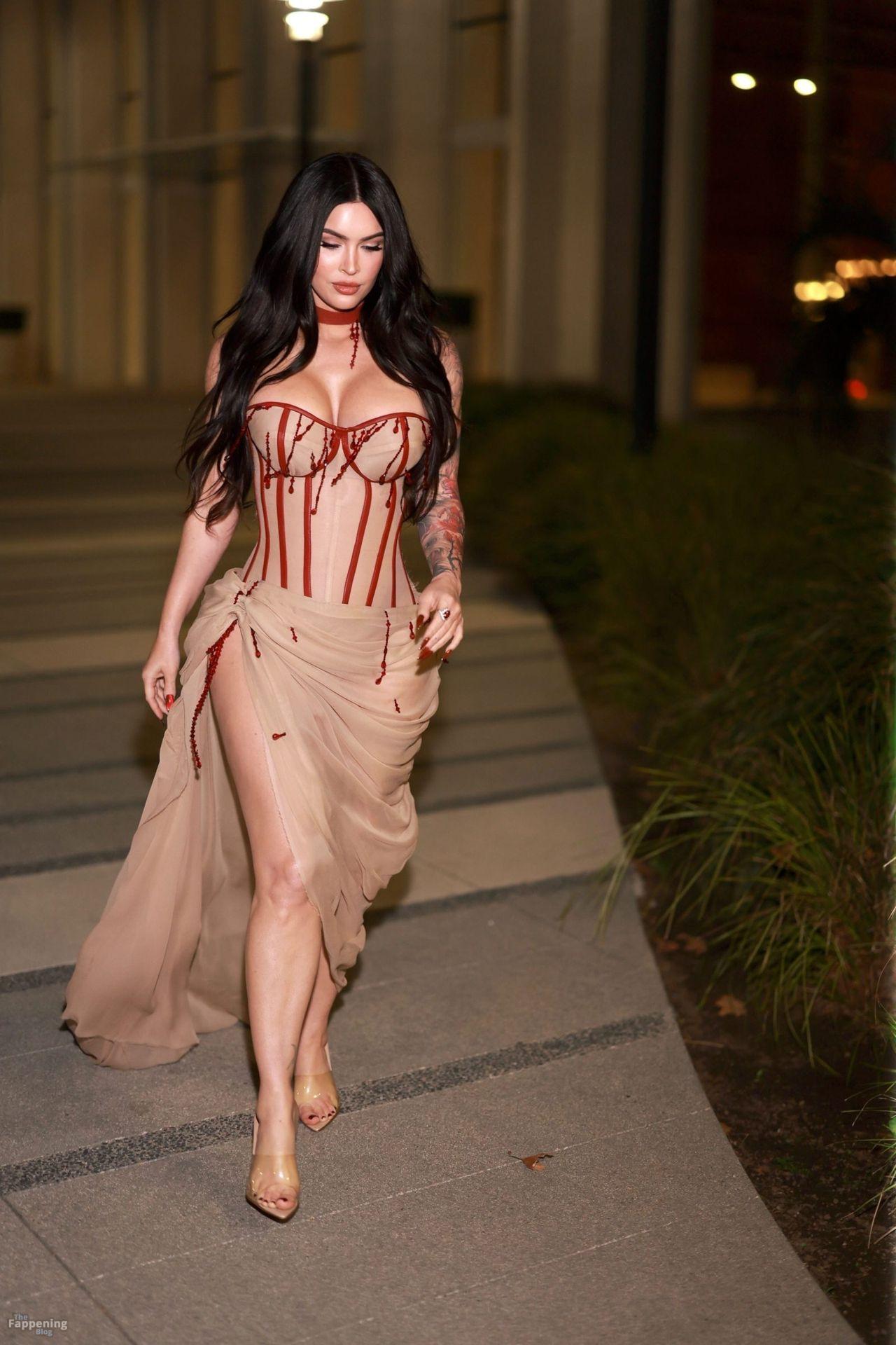 megan-fox-big-boobs-corset-curves-jennifers-body-010-the-fappening-pics_