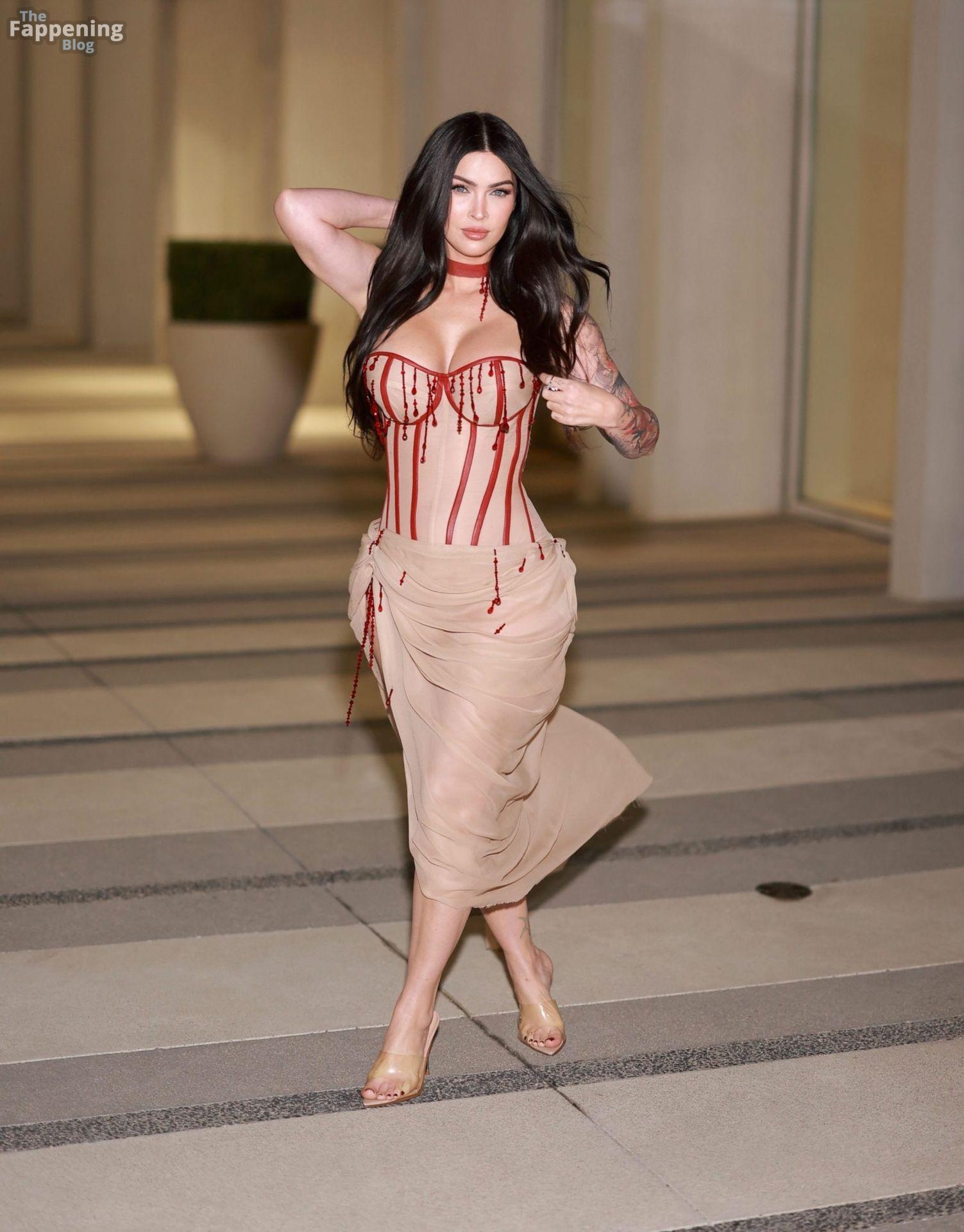 megan-fox-big-boobs-corset-curves-jennifers-body-the-fappening-pics_